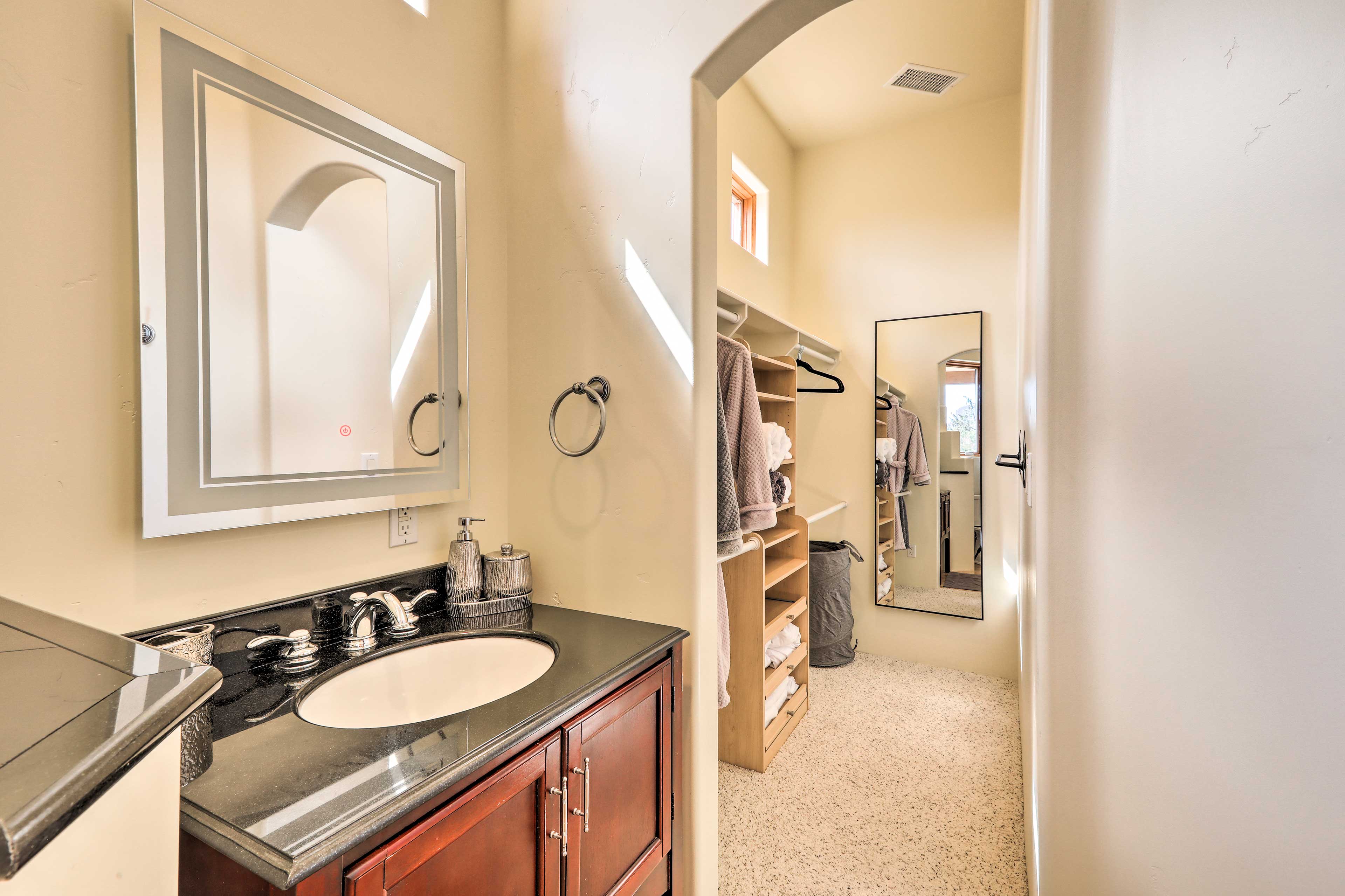 Full Bathroom | 2nd Floor | Linens & Towels Provided