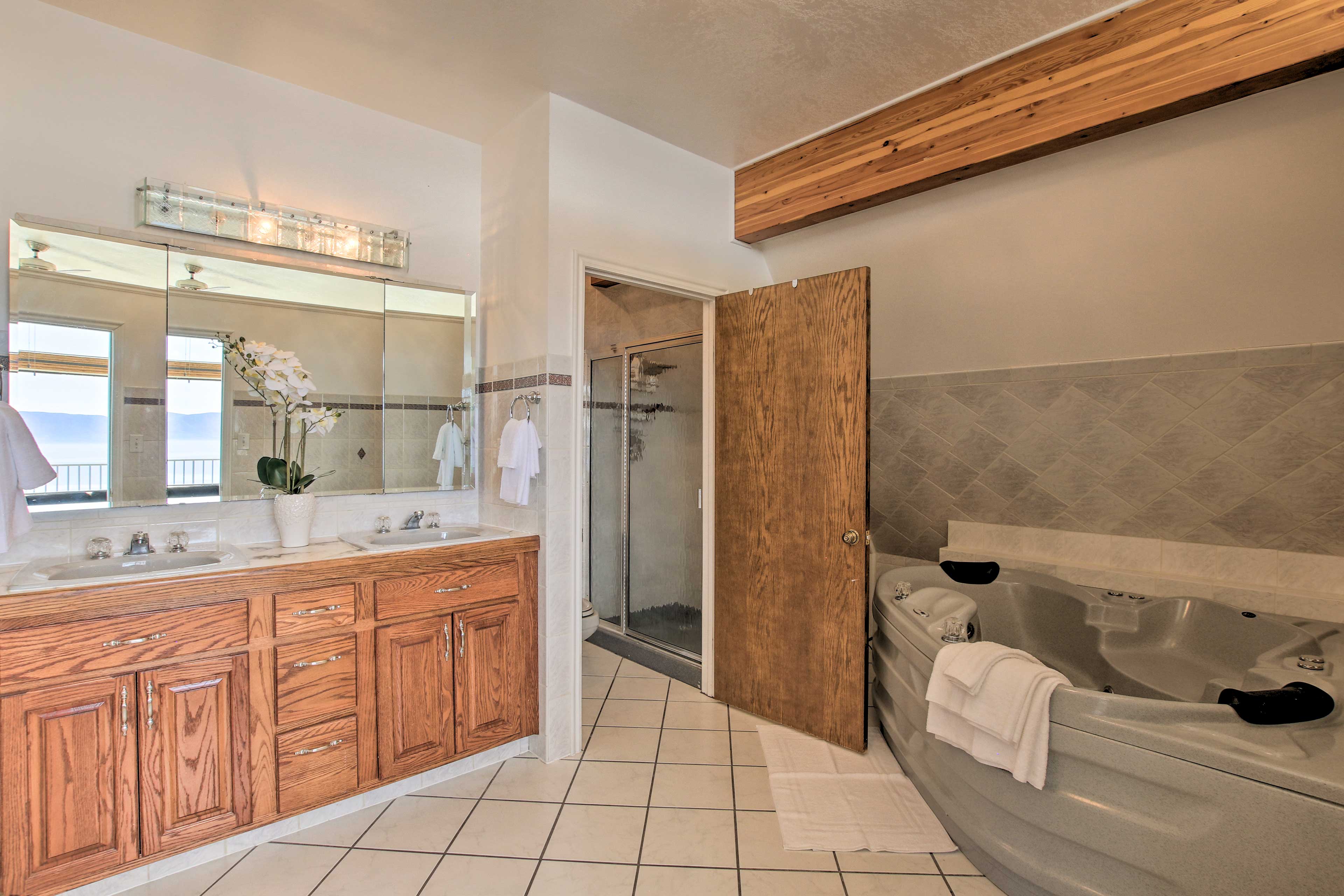 En-Suite Bathroom | Linens & Towels Provided