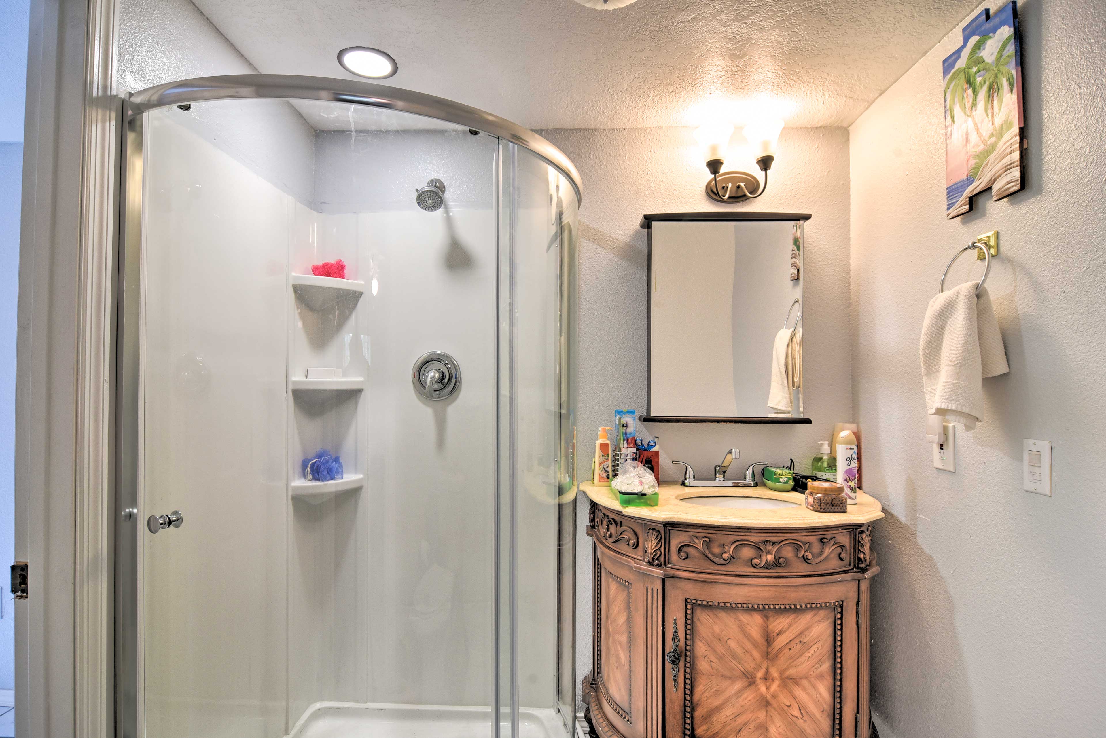 En-Suite Bathroom | Complimentary Toiletries | Towels Provided