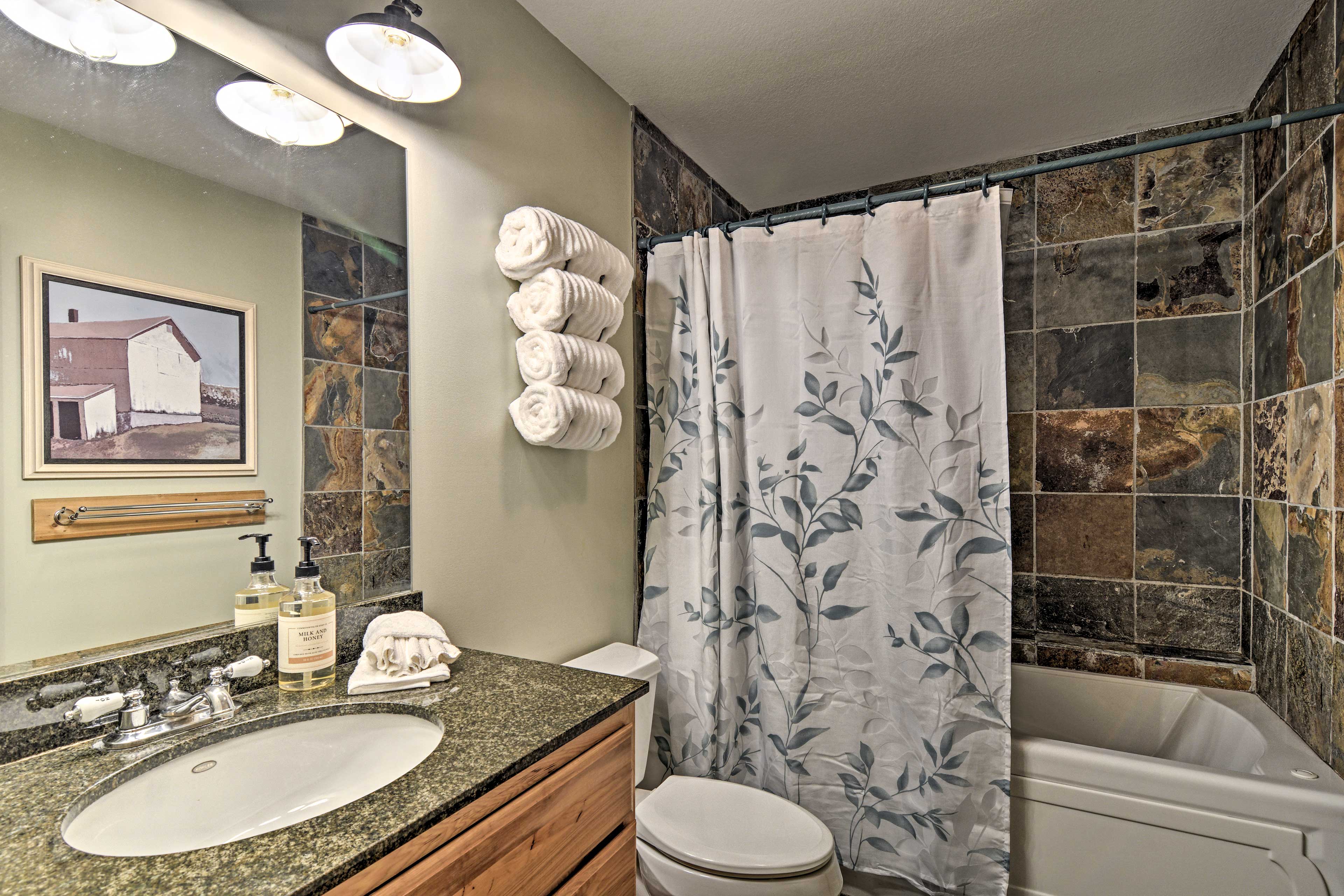 Full Bathroom | 1st Floor | Complimentary Toiletries