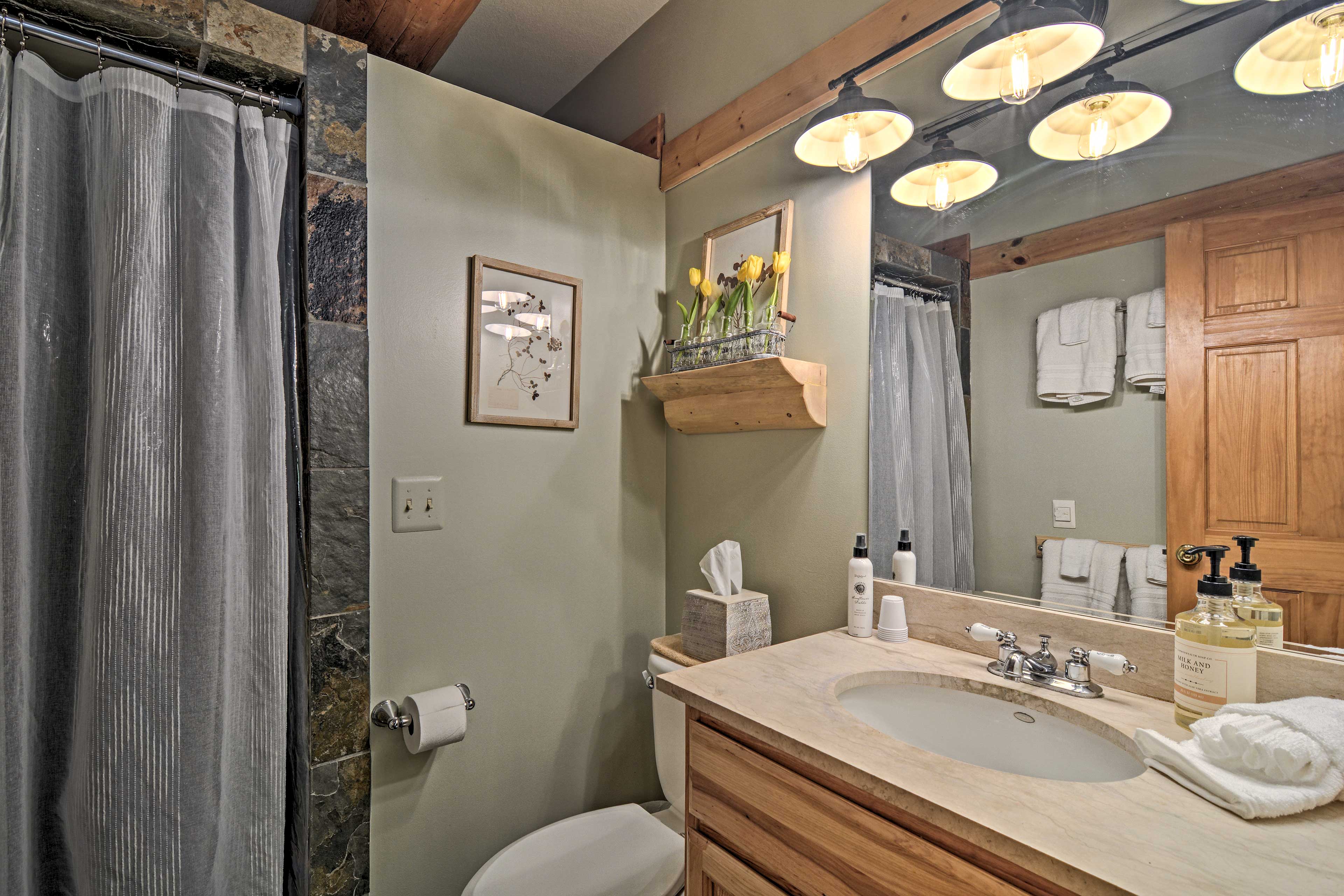 Full Bathroom | Basement Level | Complimentary Toiletries