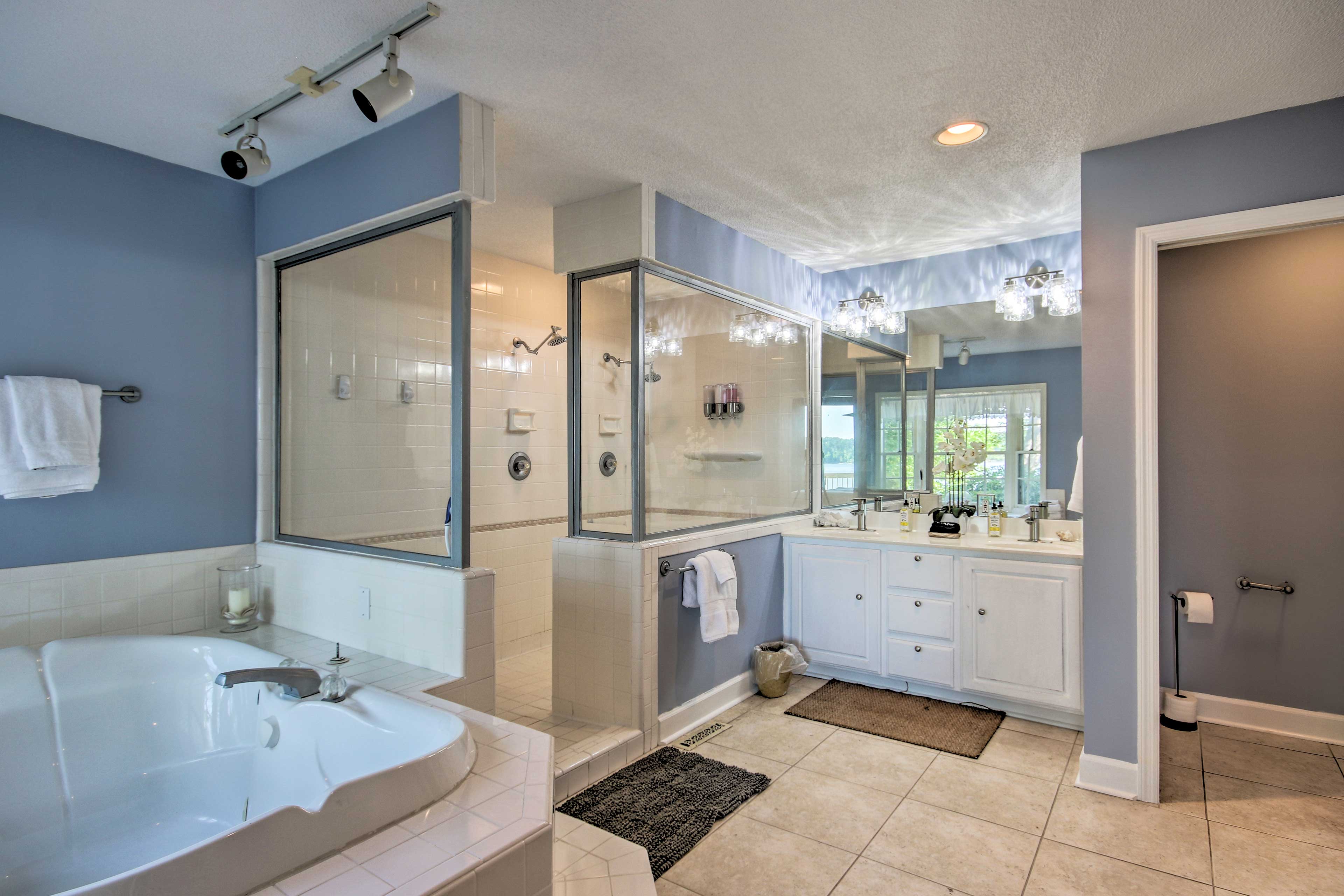 En-Suite Bathroom | Linens & Towels Provided