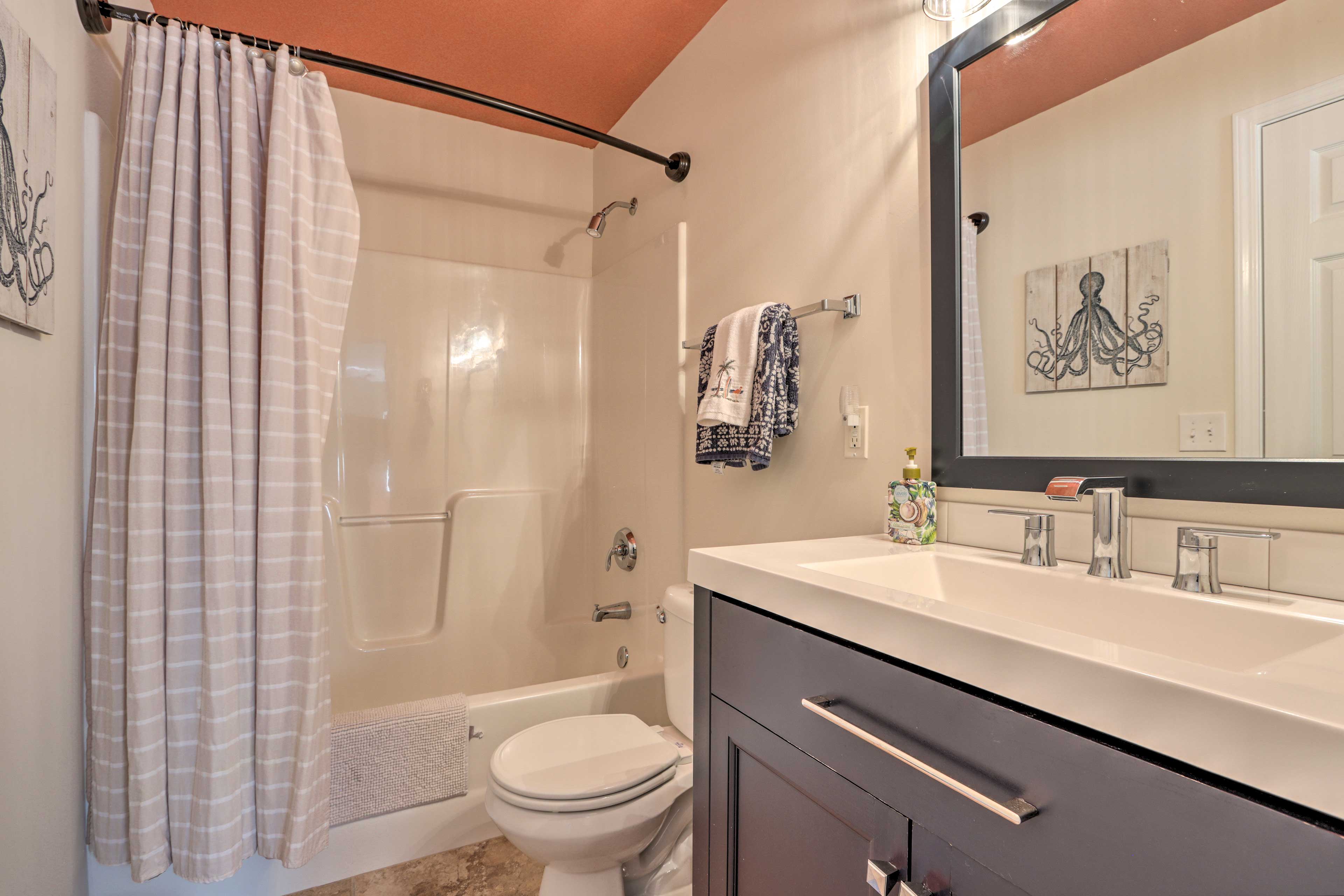 En-Suite Bathroom | Towels Provided