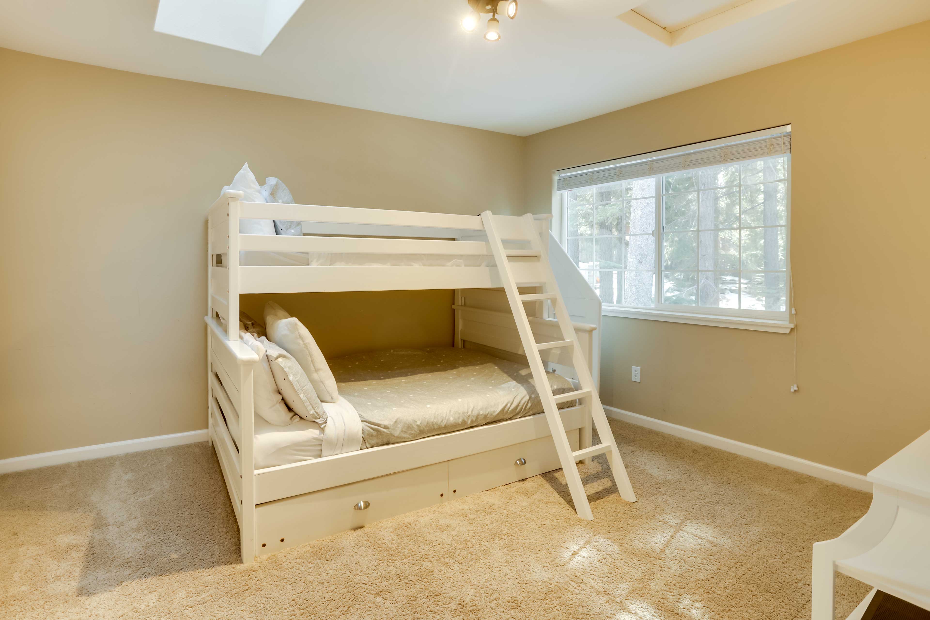 Bedroom 4 | Twin/Full Bunk Bed w/ Twin Trundle | 2nd Floor | Smart TV