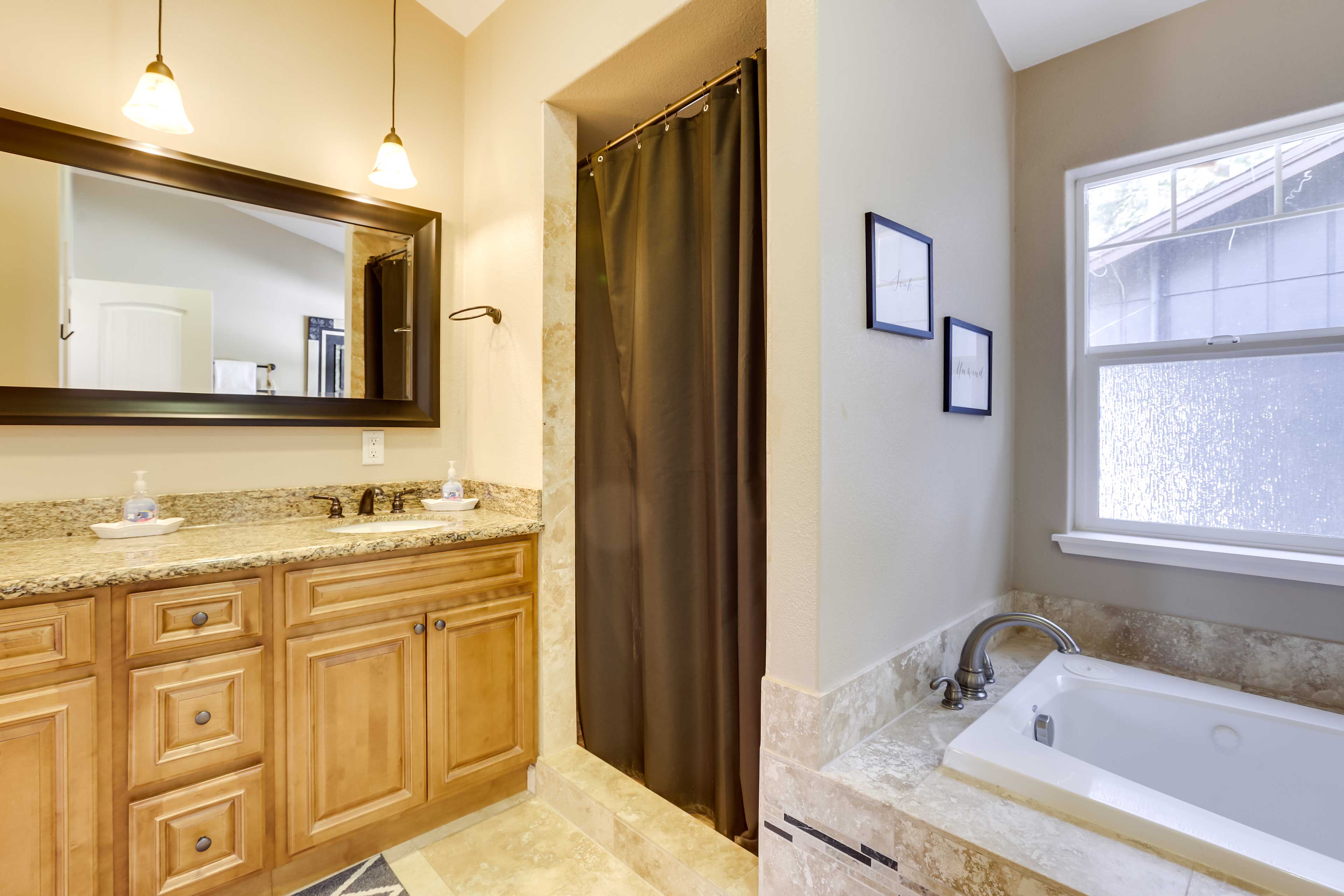 Full Bathroom | Jetted Tub | Towels Provided