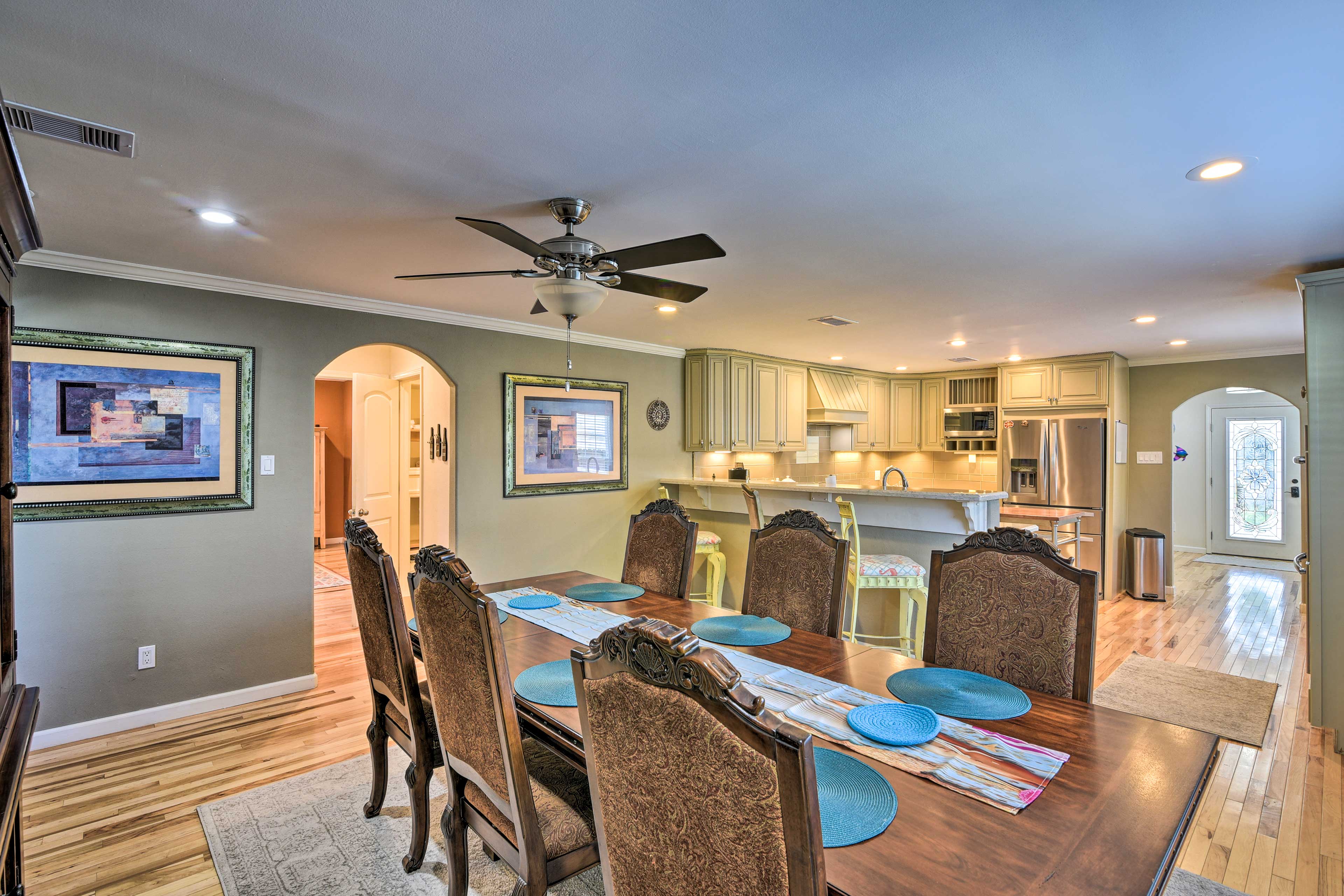 Dining Area | Dishware Provided