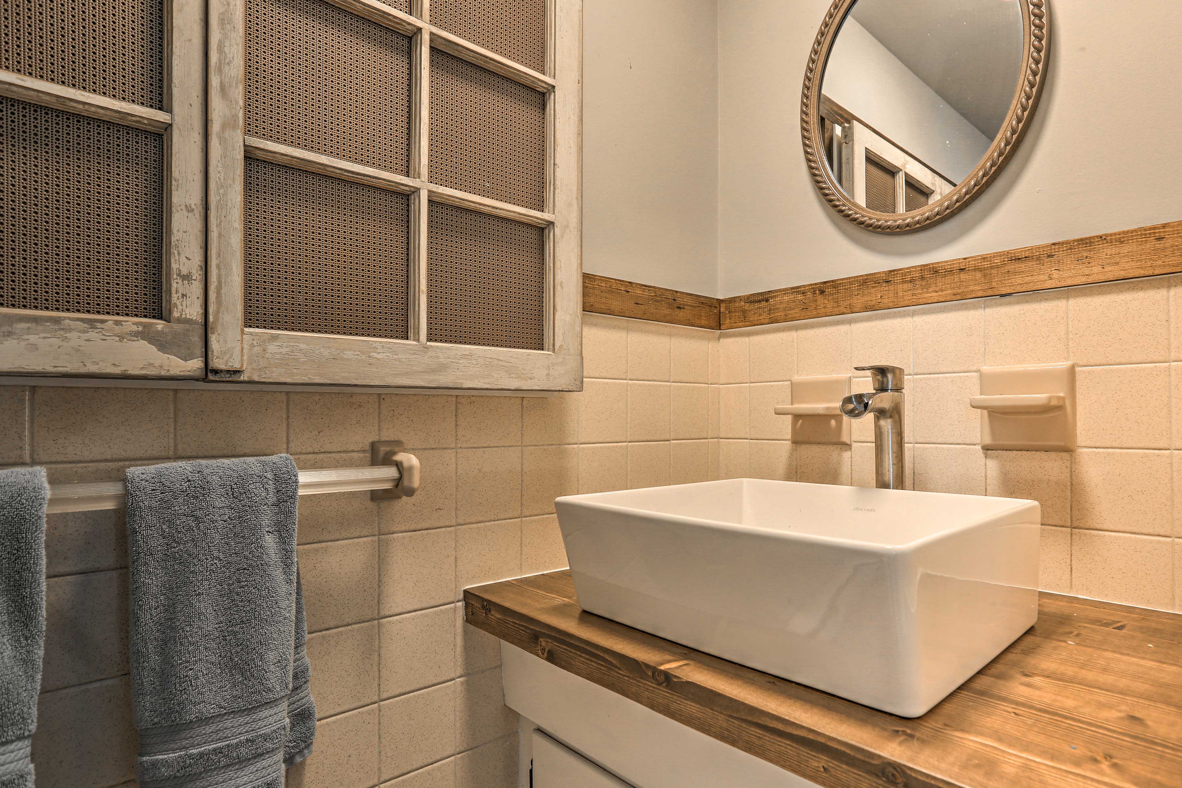 Half Bathroom | Ground Floor | Towels Provided