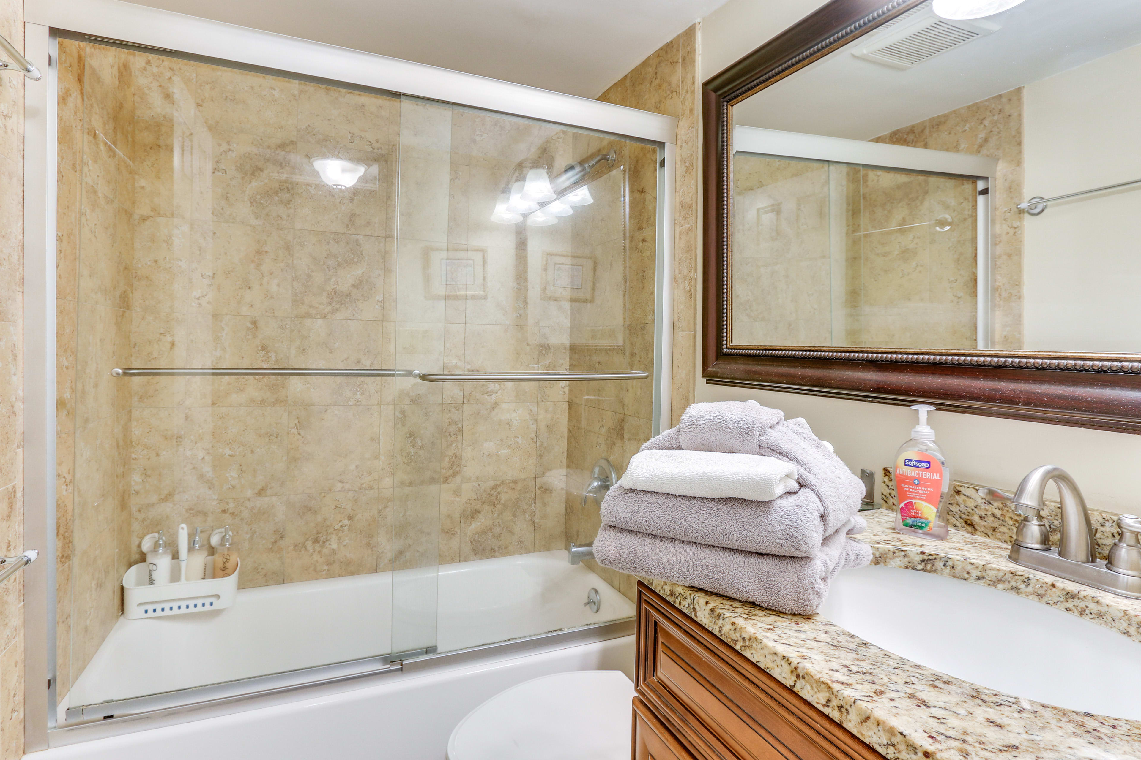 Full Bathroom | Complimentary Toiletries