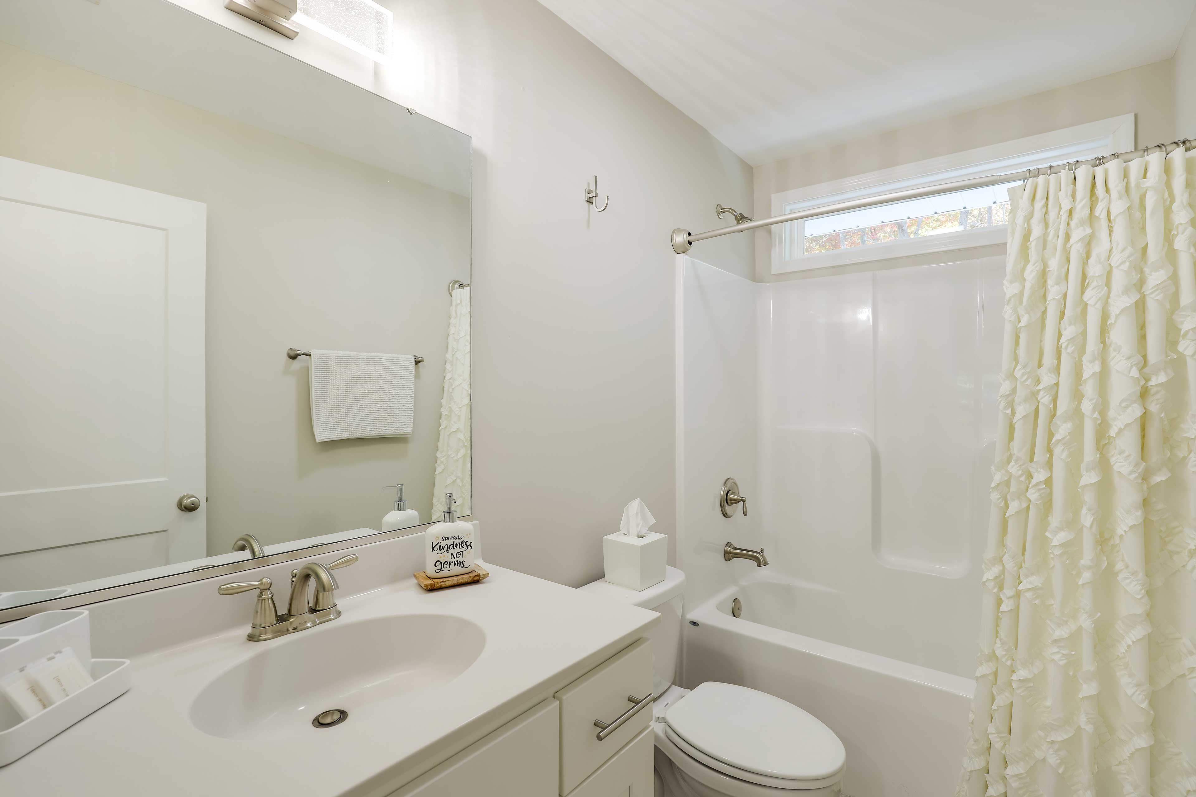 Full Bathroom | 2nd Floor | Towels & Linens Provided