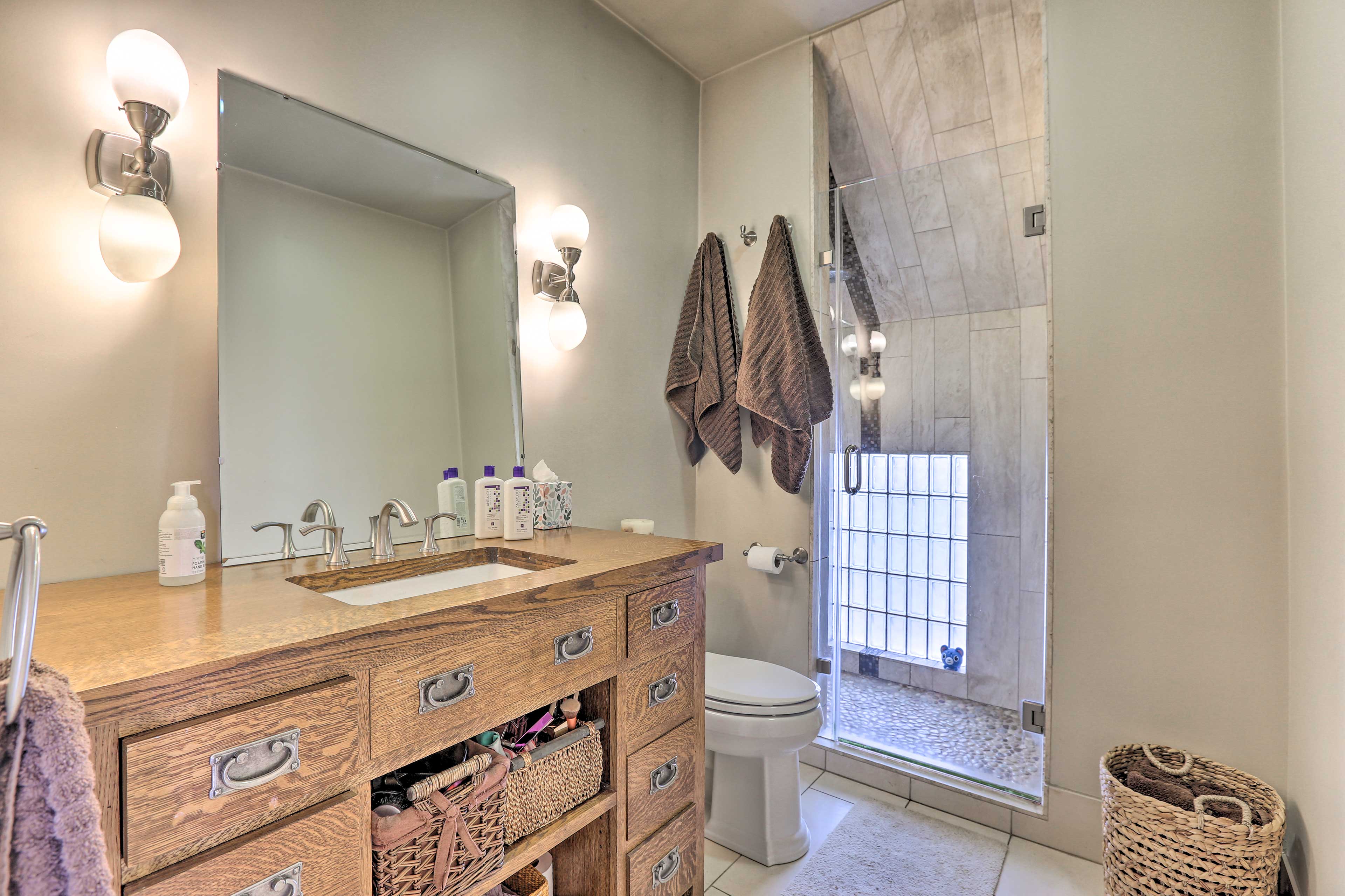 Full Bathroom | Towels Provided | 2nd Floor