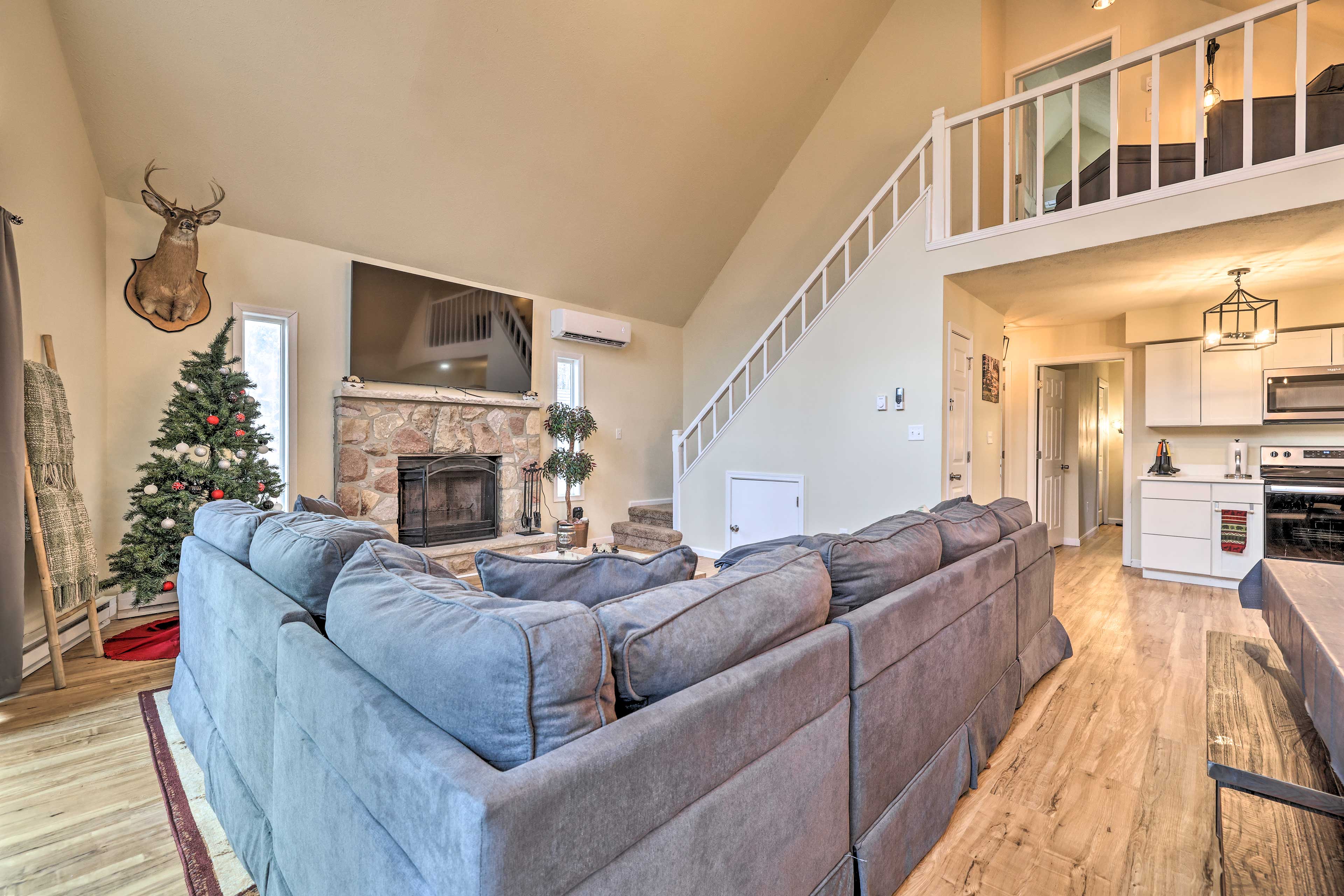 Dining Area | Dishware & Flatware Provided