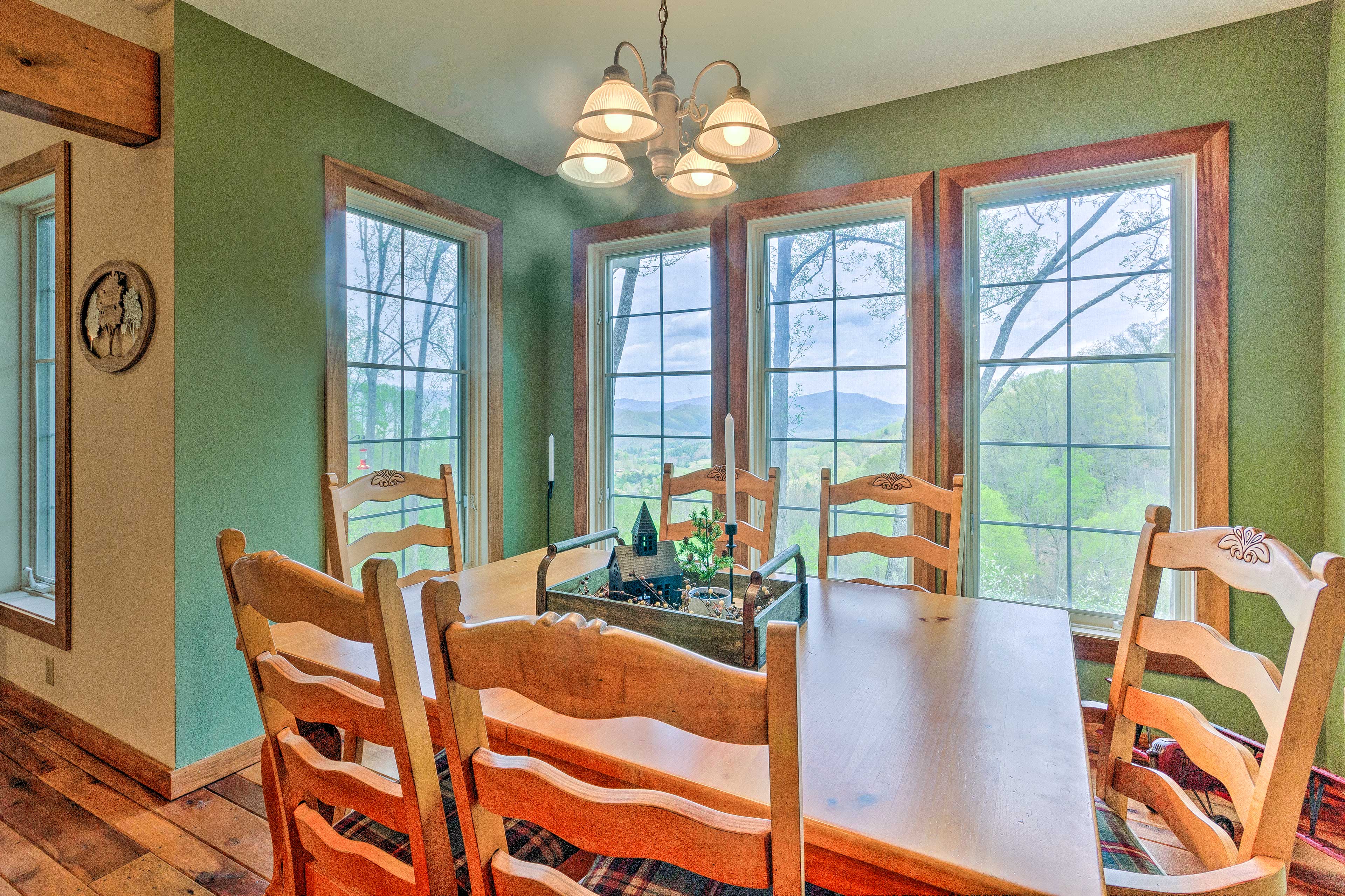 Dining Area | Dishware & Flatware Provided