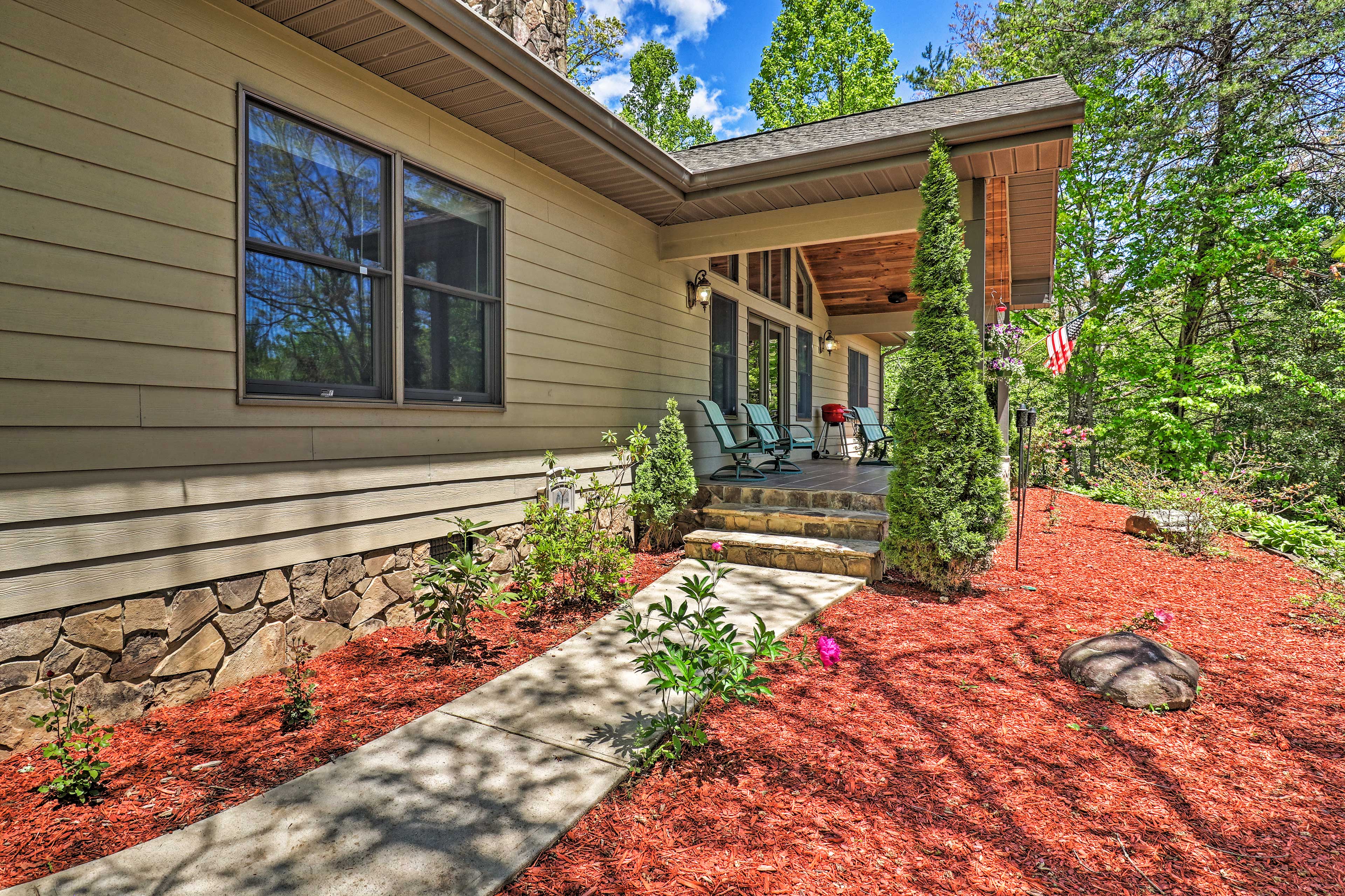 Exterior | Gorgeous Landscaping