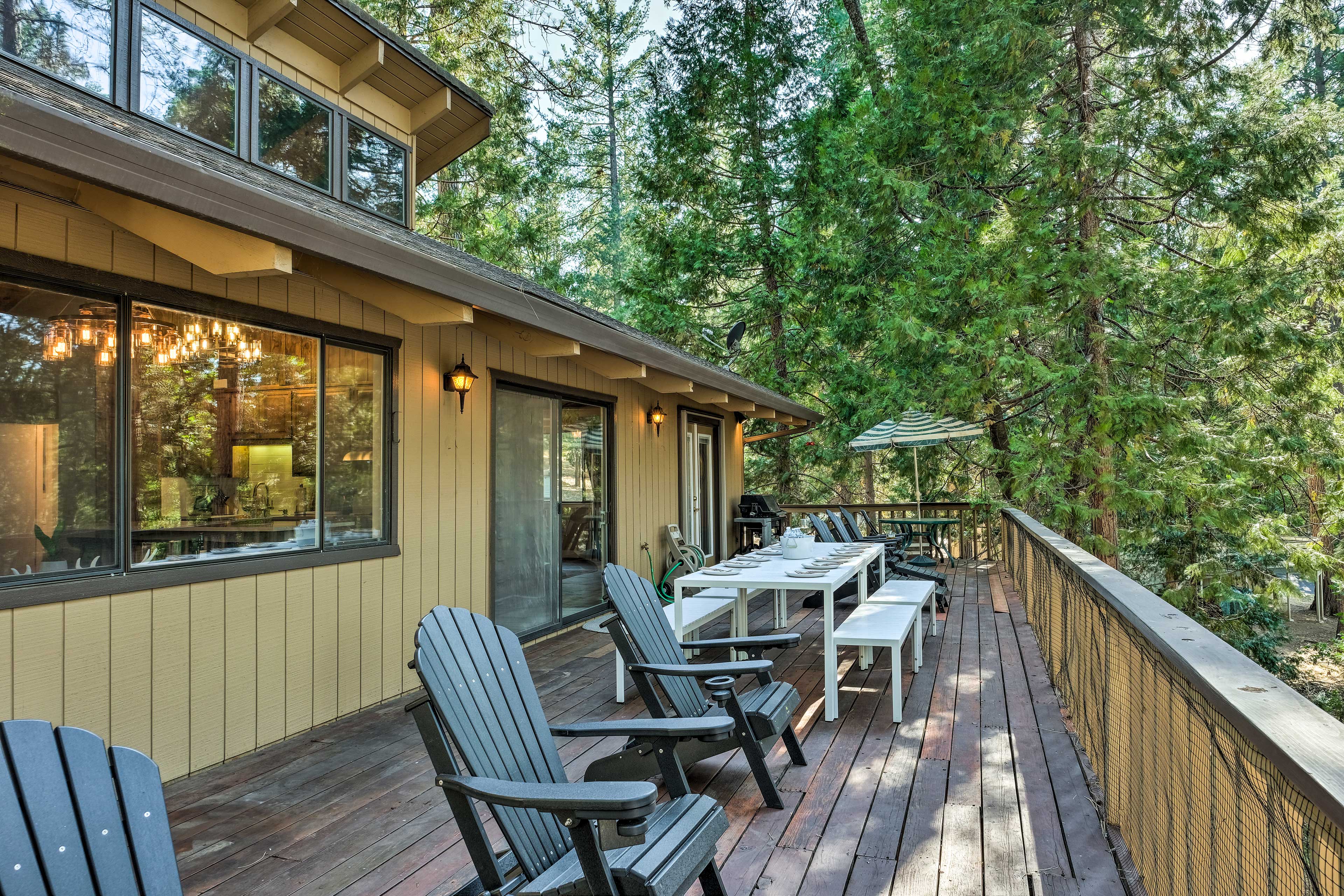 Upper Deck | Gas Grill | Outdoor Dining Area