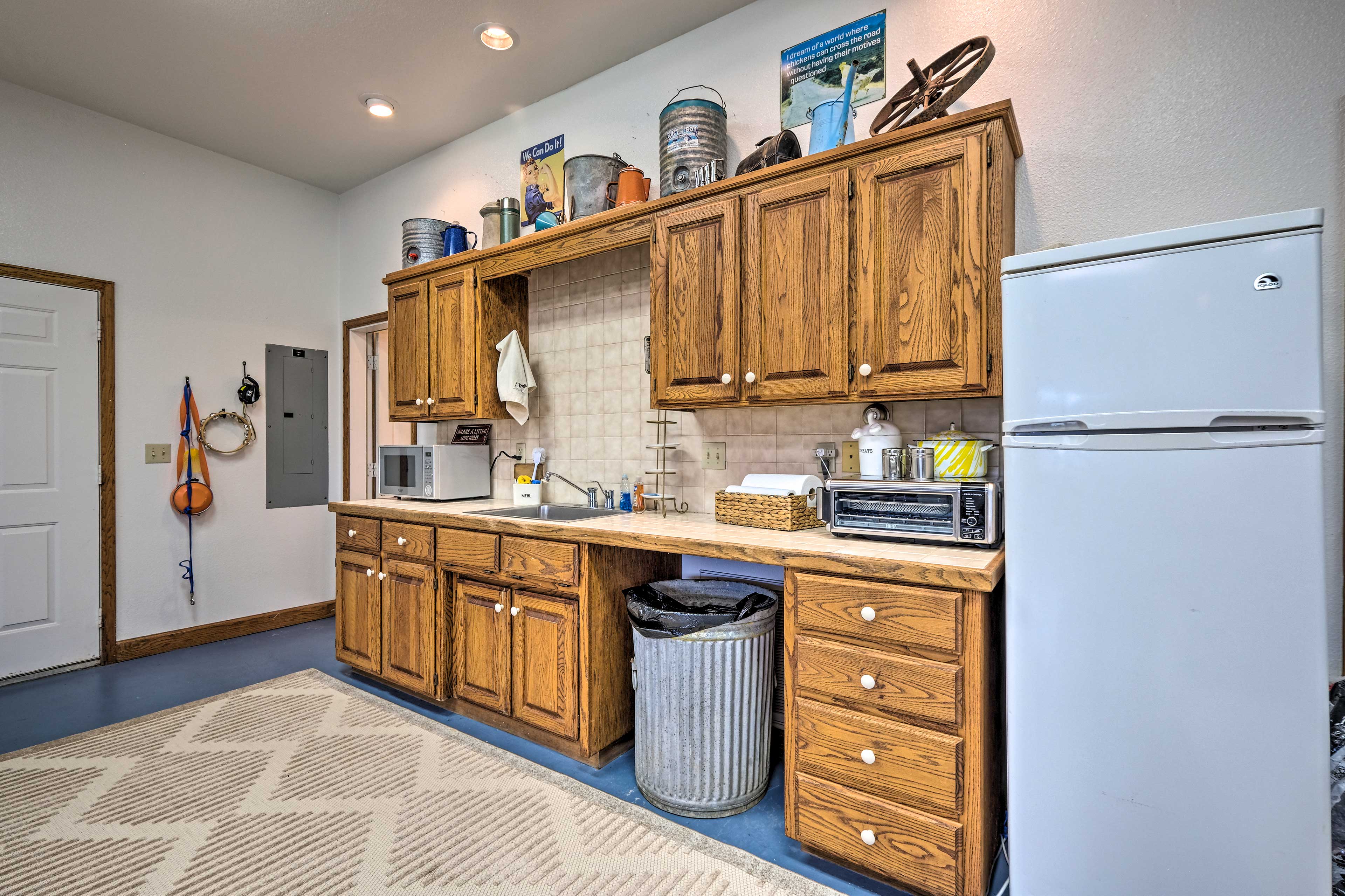 Kitchenette | Well-Equipped