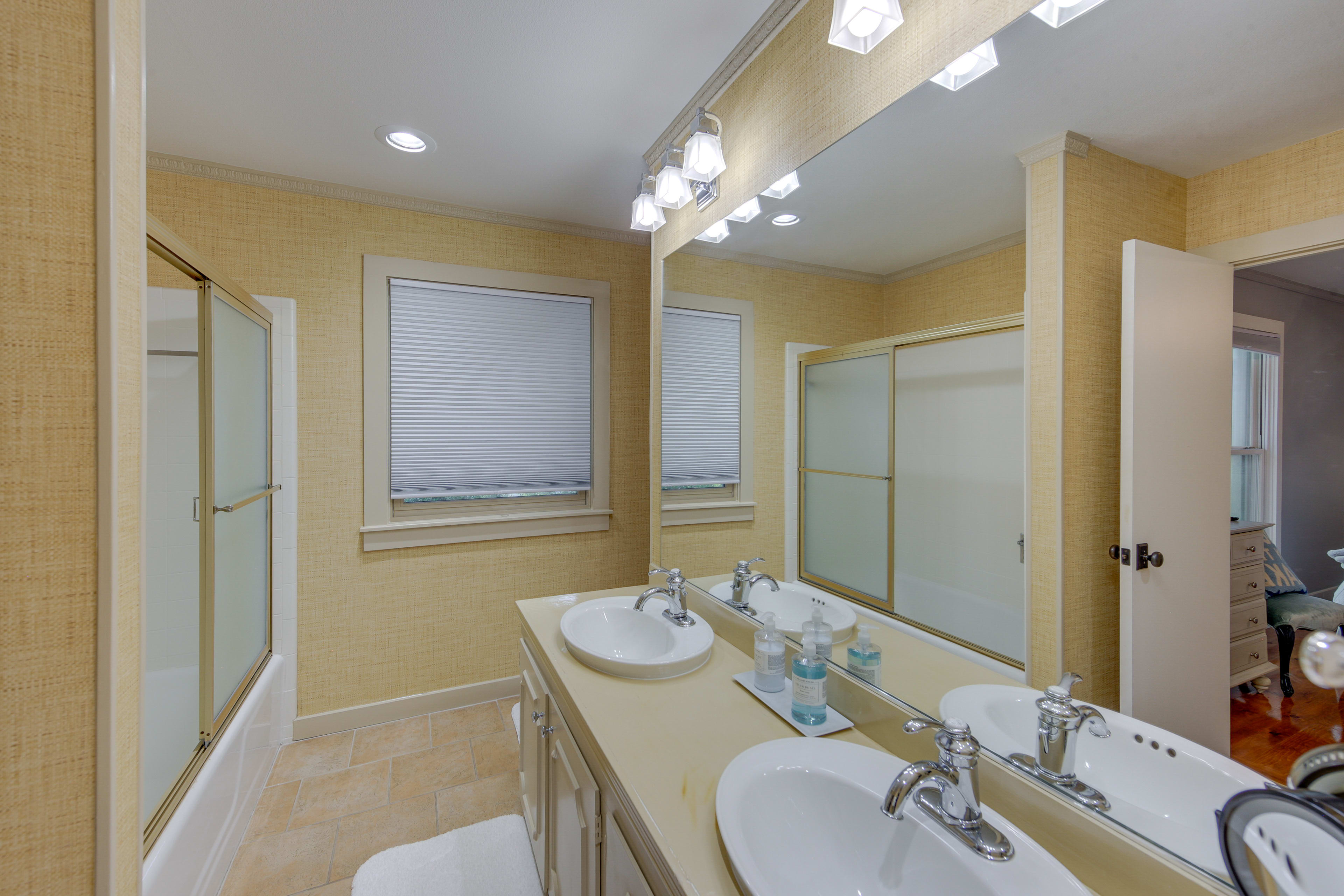 Full Bathroom | Complimentary Toiletries