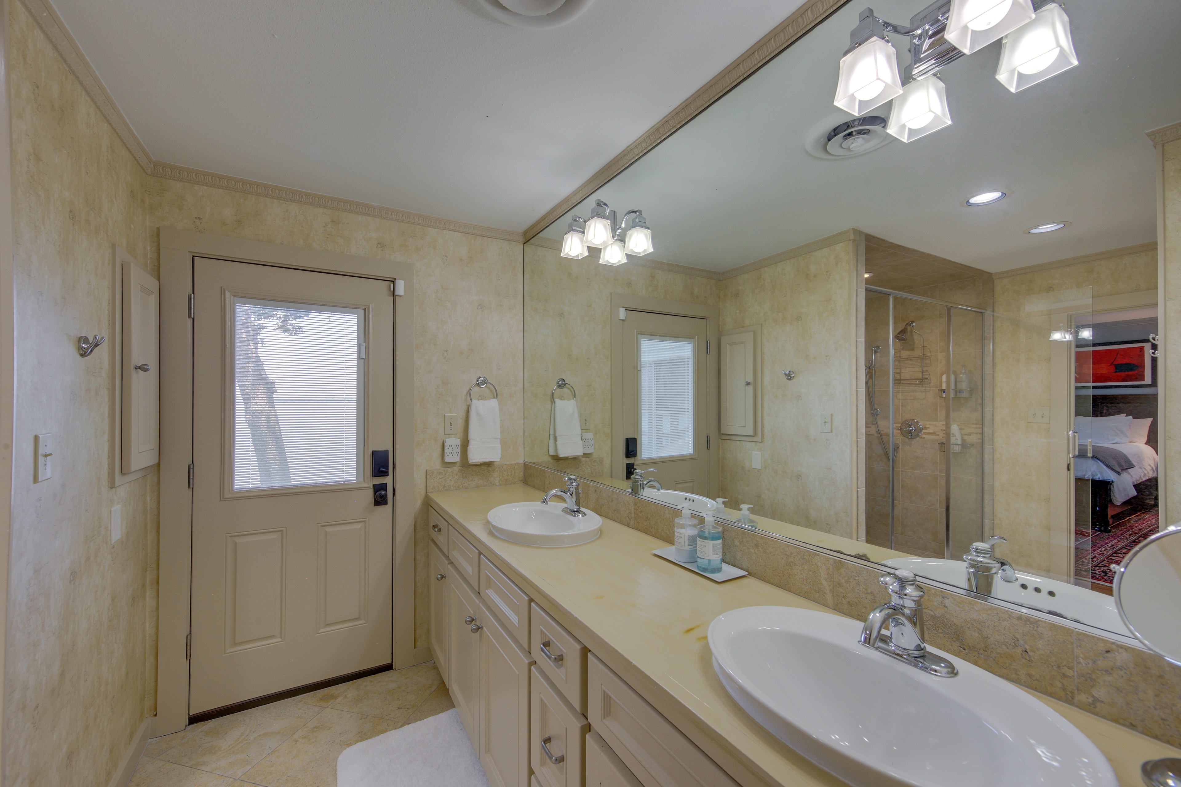 En-Suite Bathroom | Walk-in Shower | Towels Provided