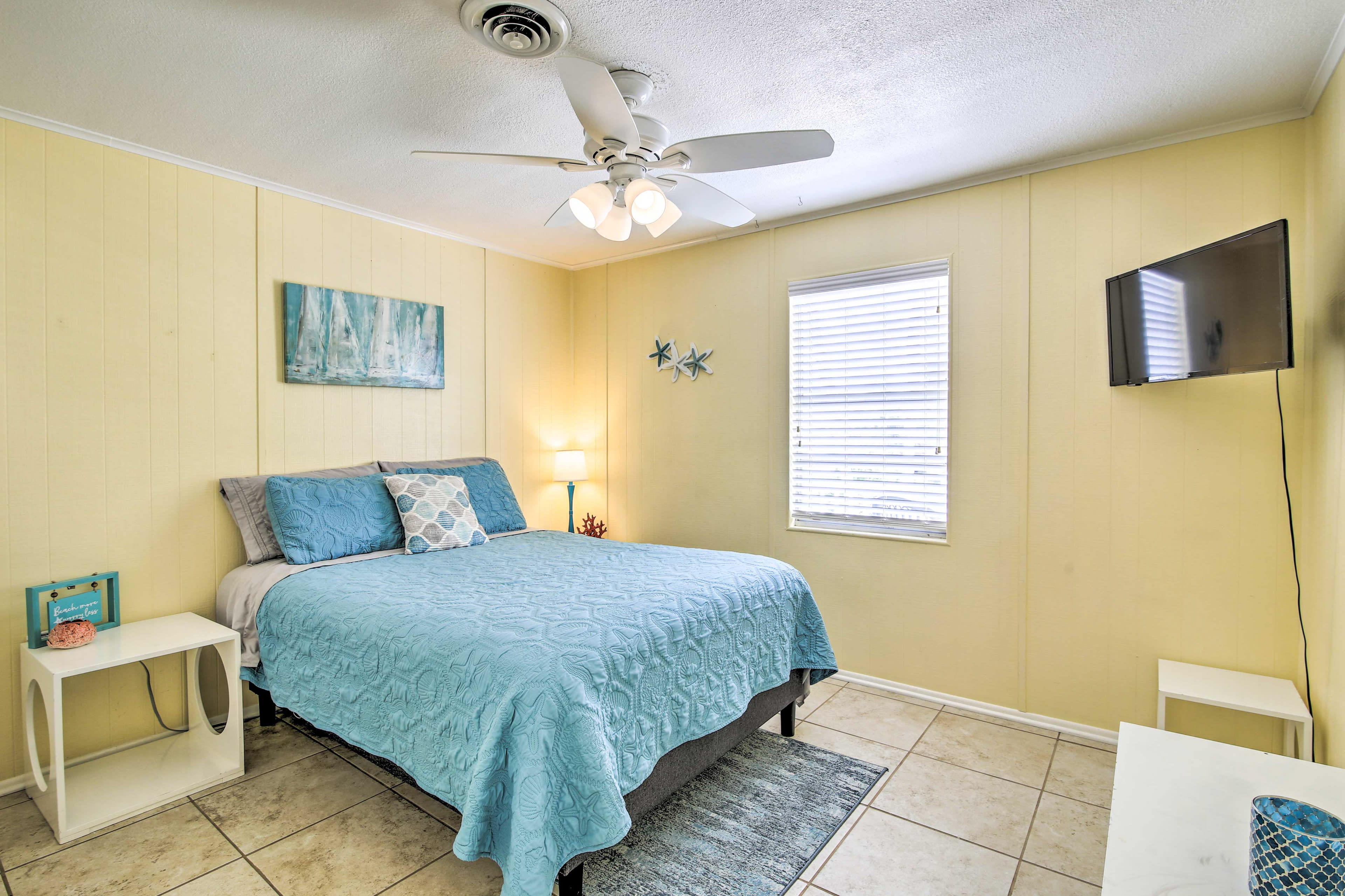 Bedroom 2 | Queen Bed | Main Floor | Smart TV | Central A/C & Heat