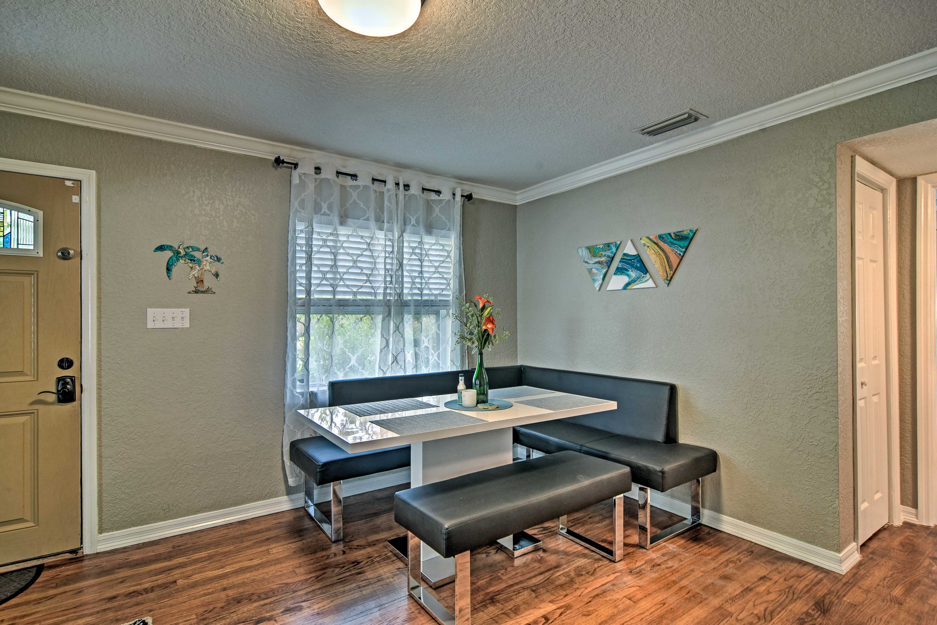 Dining Area | Dishware Provided