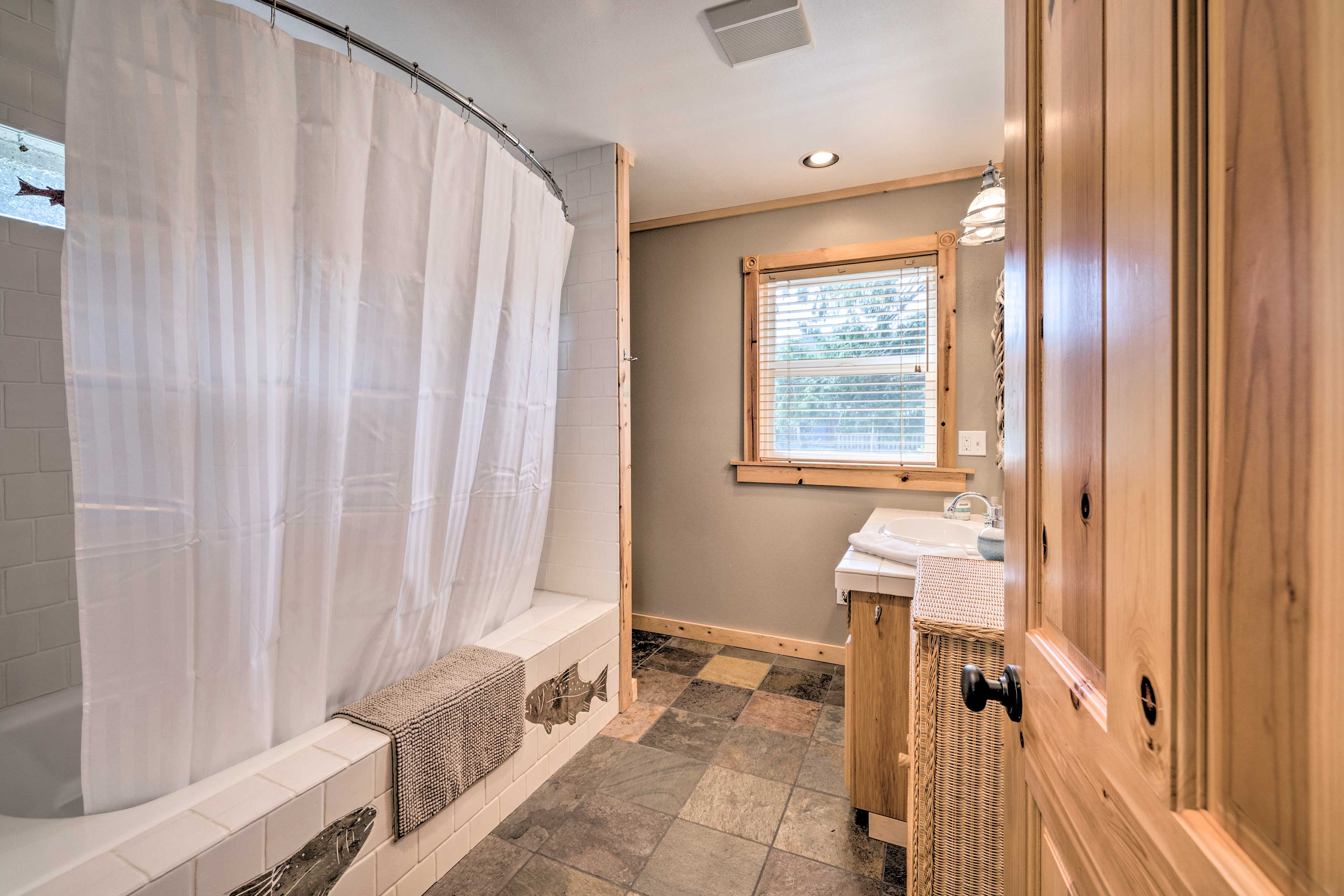 Full Bathroom | Shower/Tub Combo