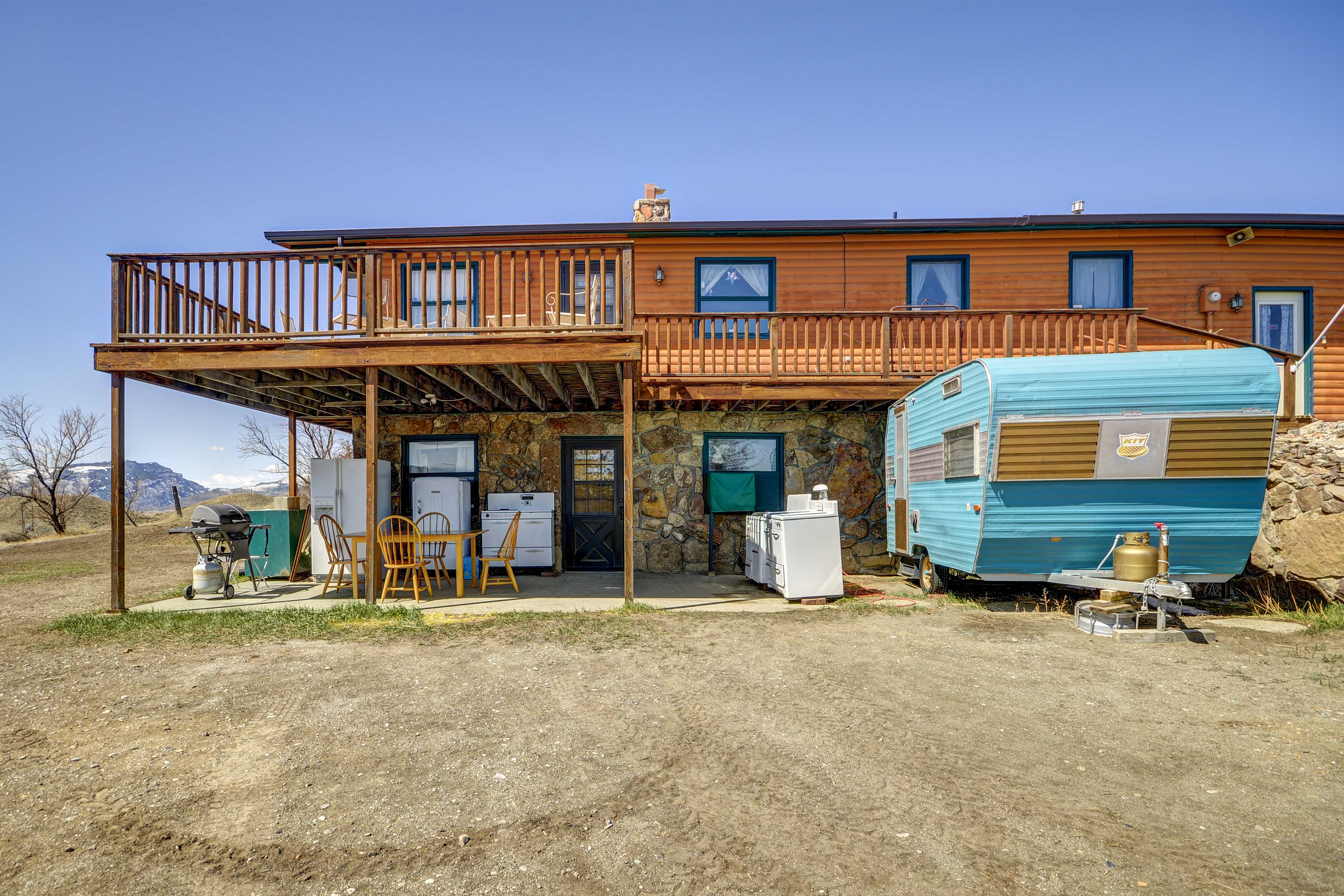 Duplex Exterior | Ground-Floor Unit | Homeowner On-Site (Upstairs)