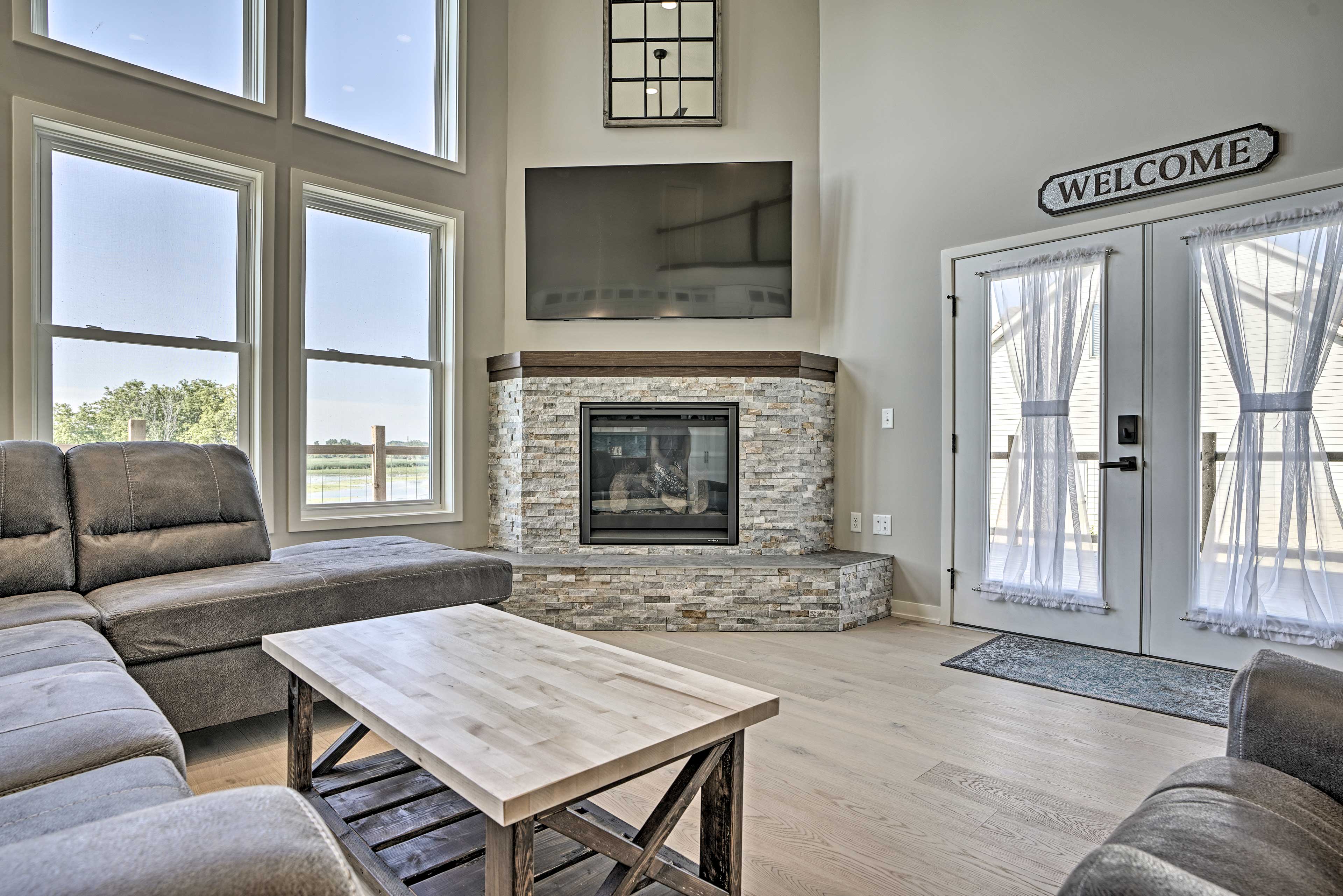 Living Room | Gas Fireplace