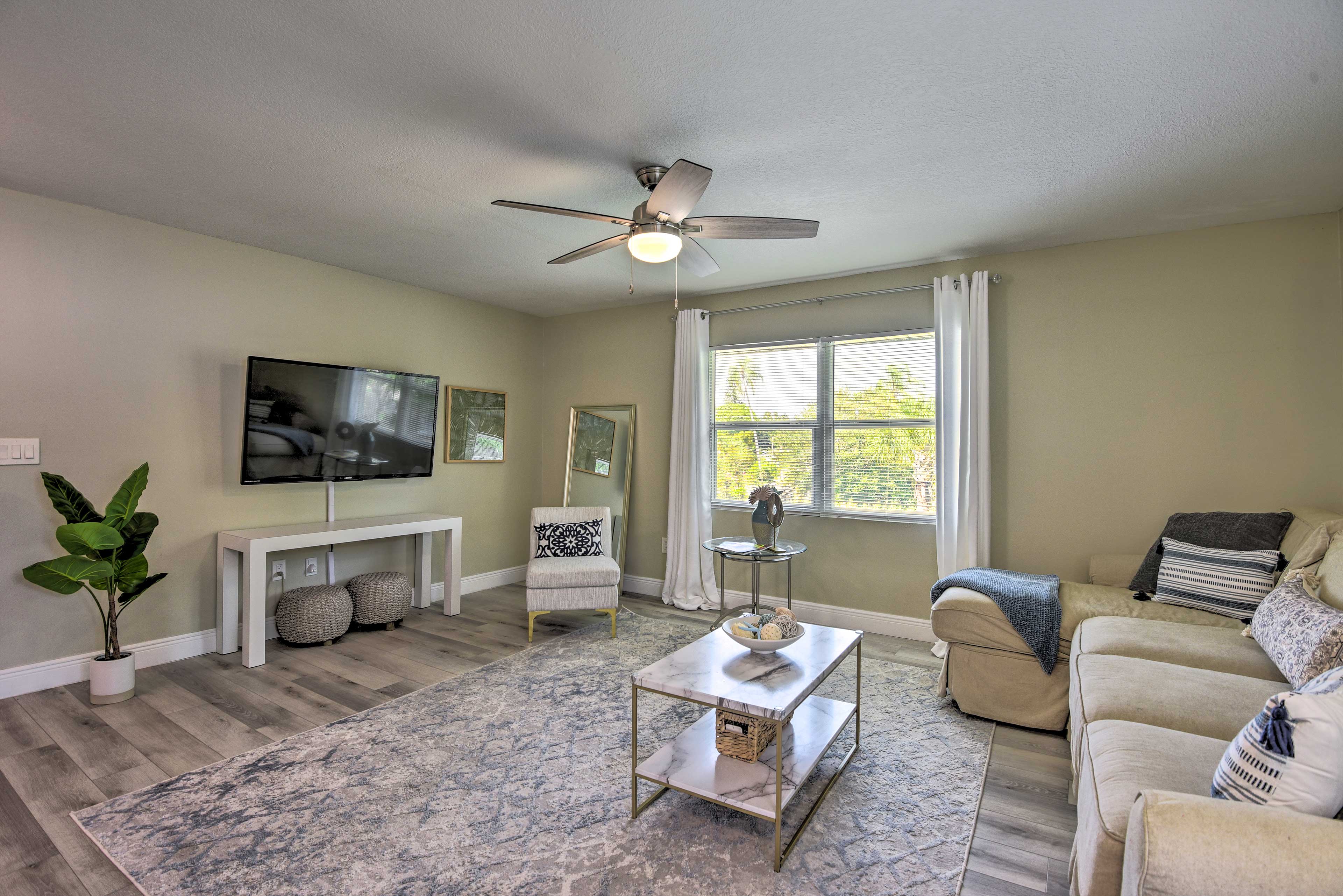 Sarasota Vacation Rental | 2BR | 1BA | Top Floor Via Stairs | 852 Sq Ft