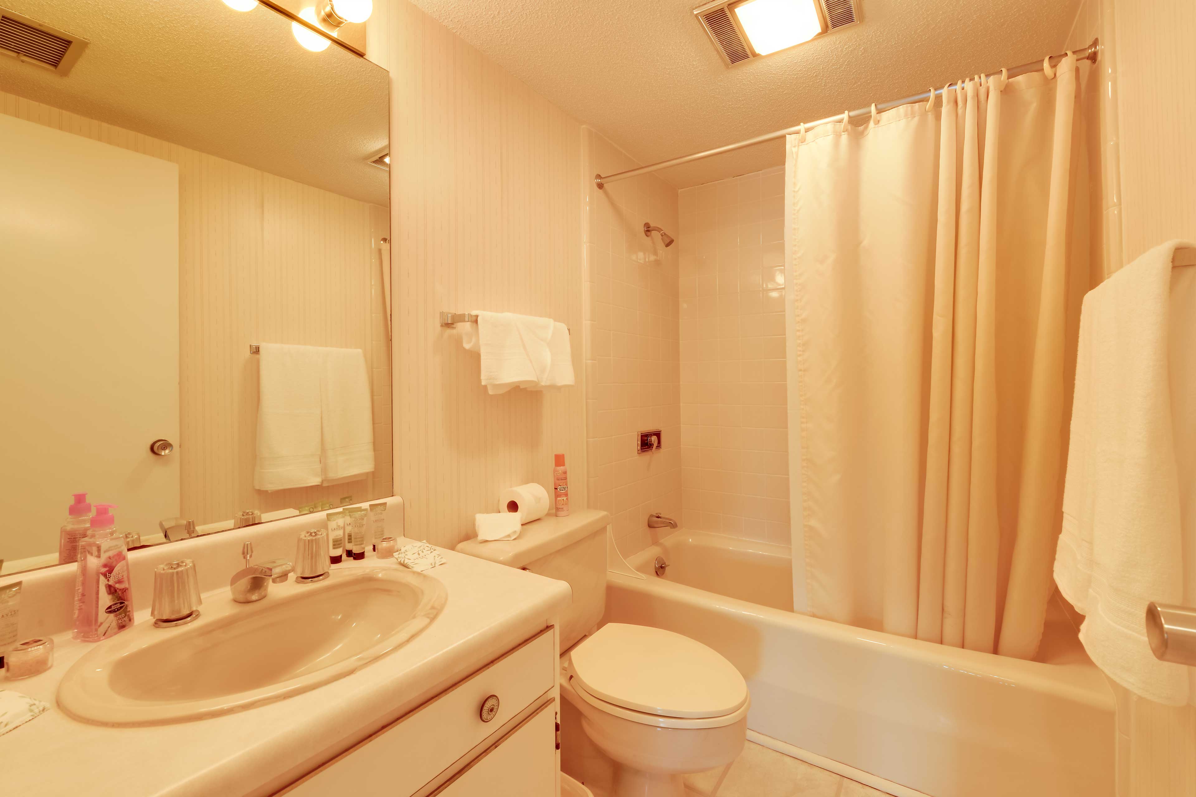 Full Bathroom | Towels Provided