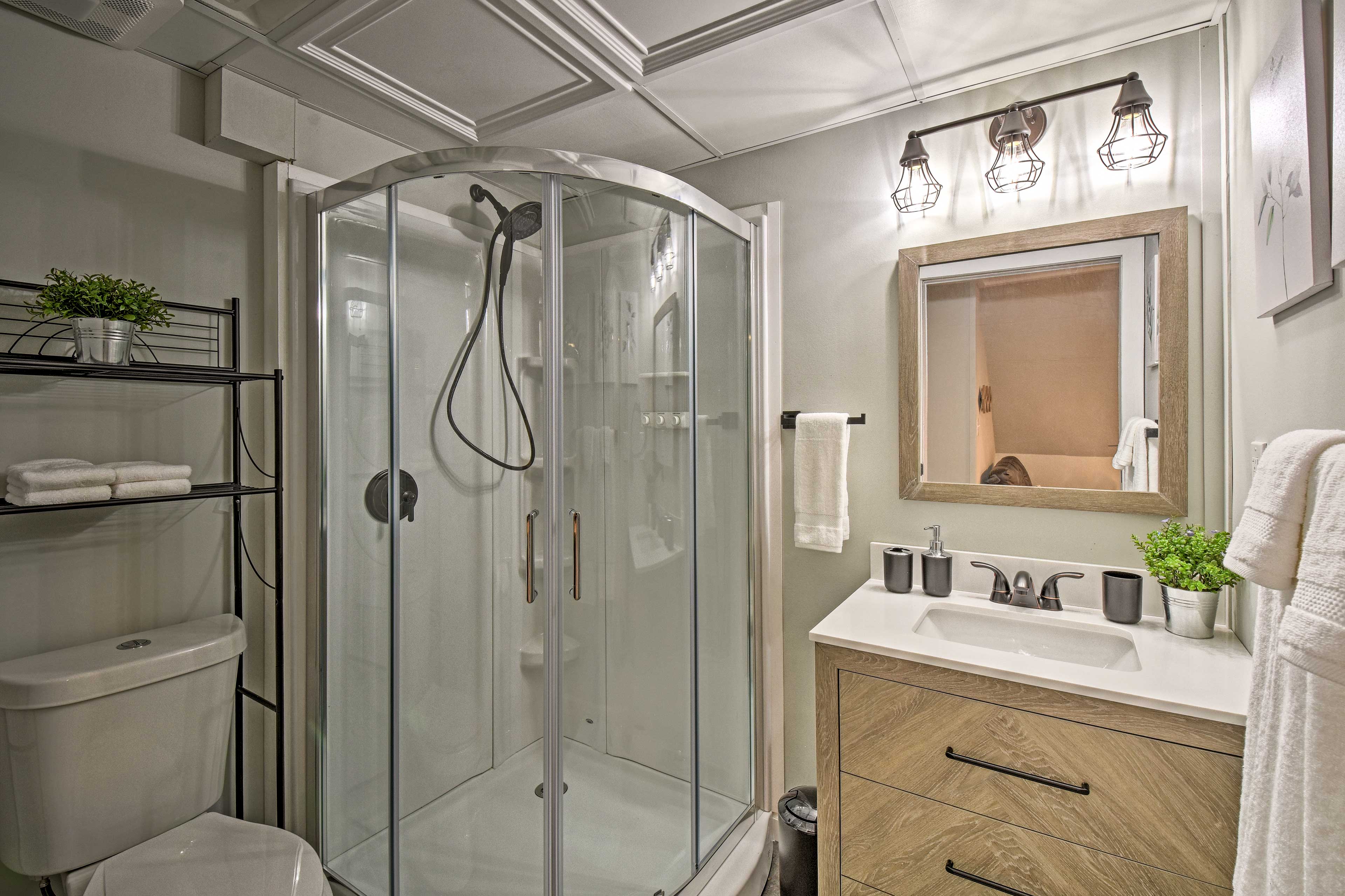 Full Bathroom | Hair Dryer | Complimentary Toiletries