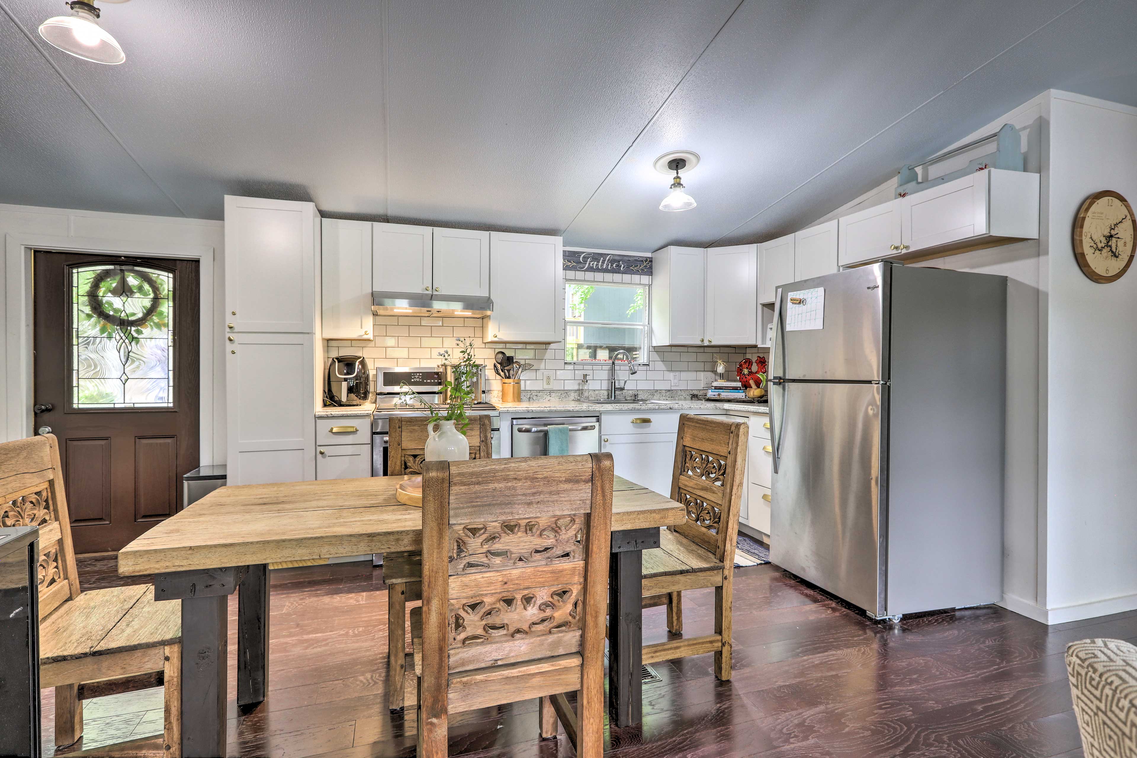 Kitchen | Dining Area | Dishware Provided