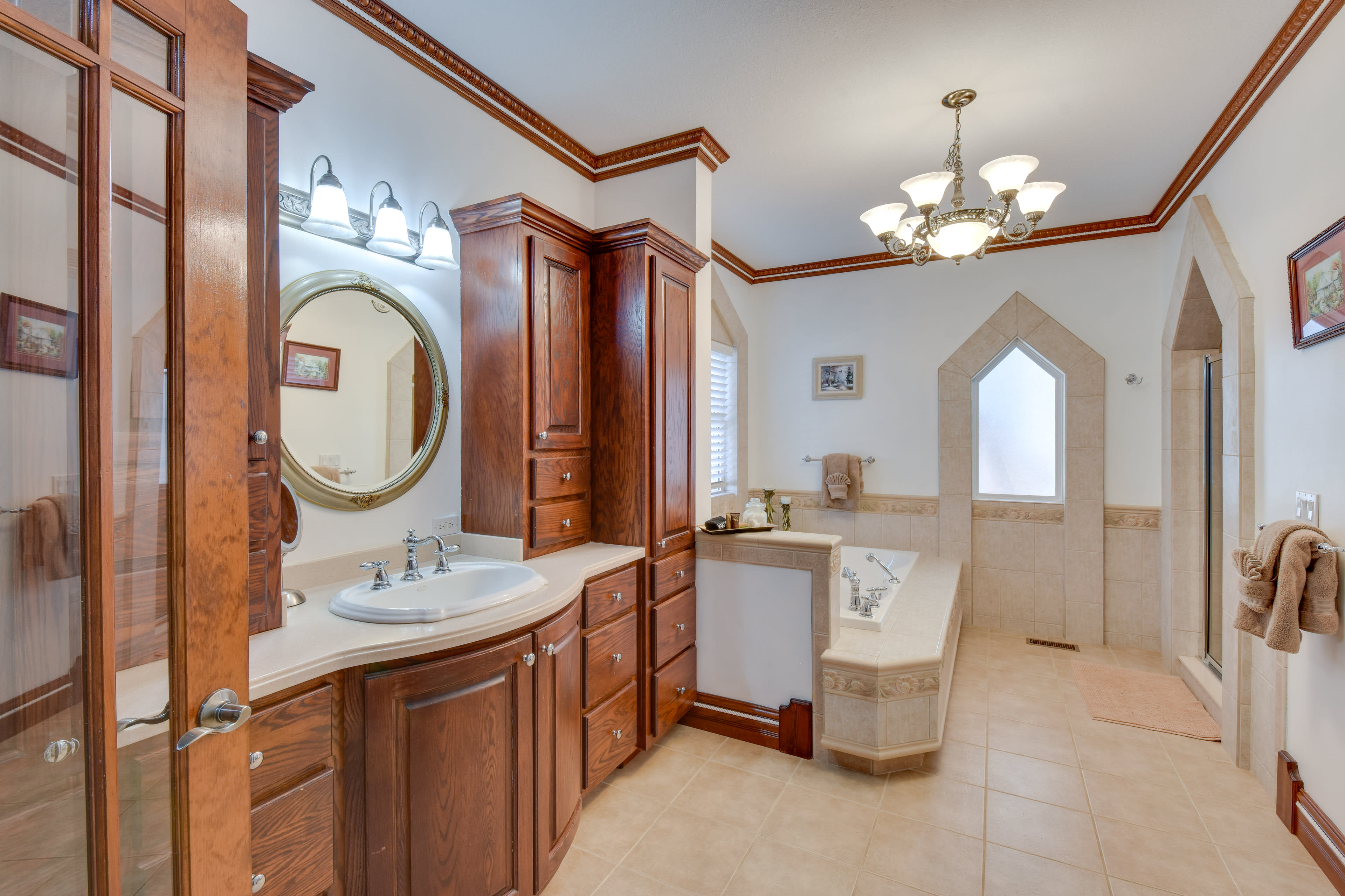 En-Suite Bathroom | Walk-In Shower | Whirlpool Tub