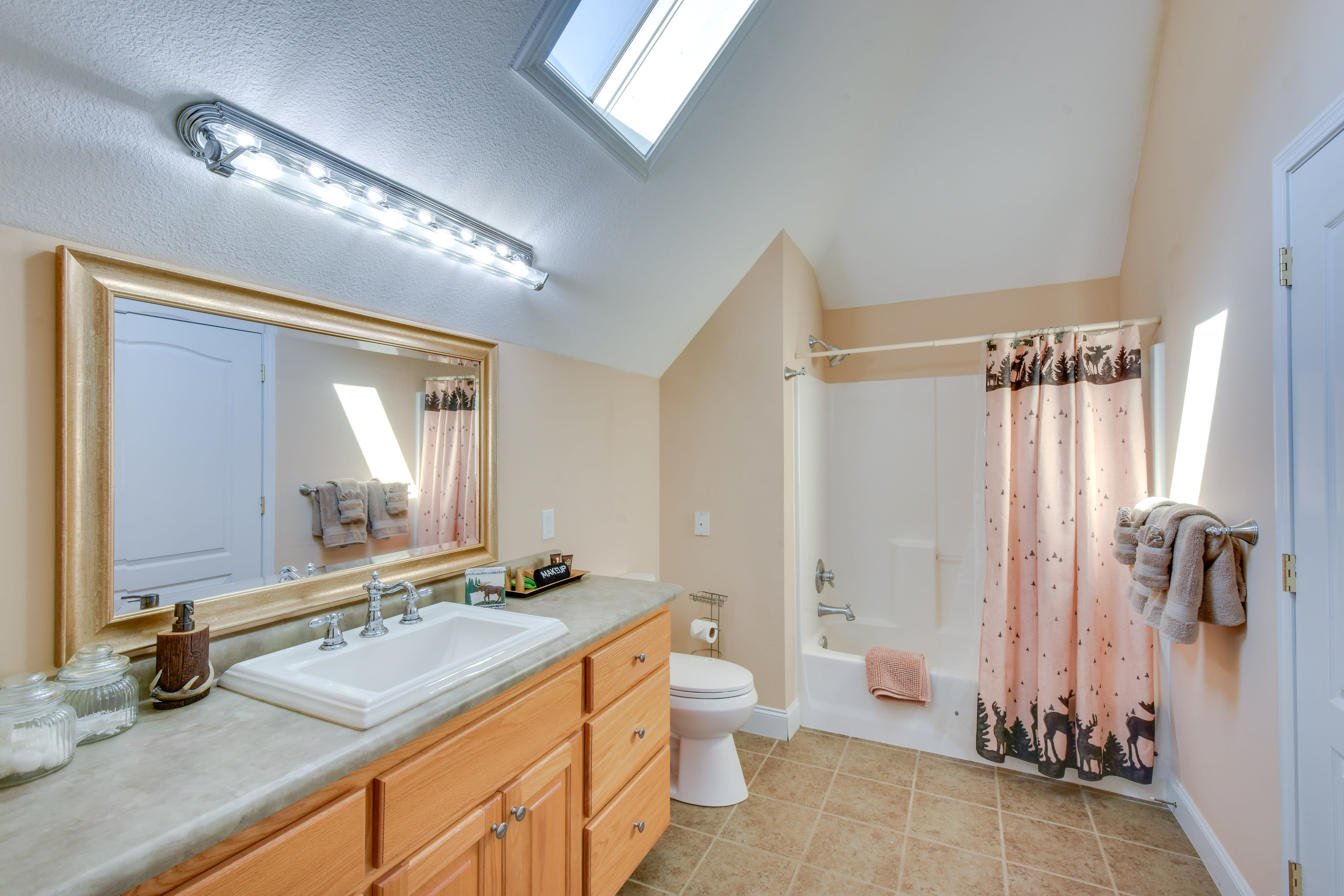 Full Bathroom | Complimentary Toiletries