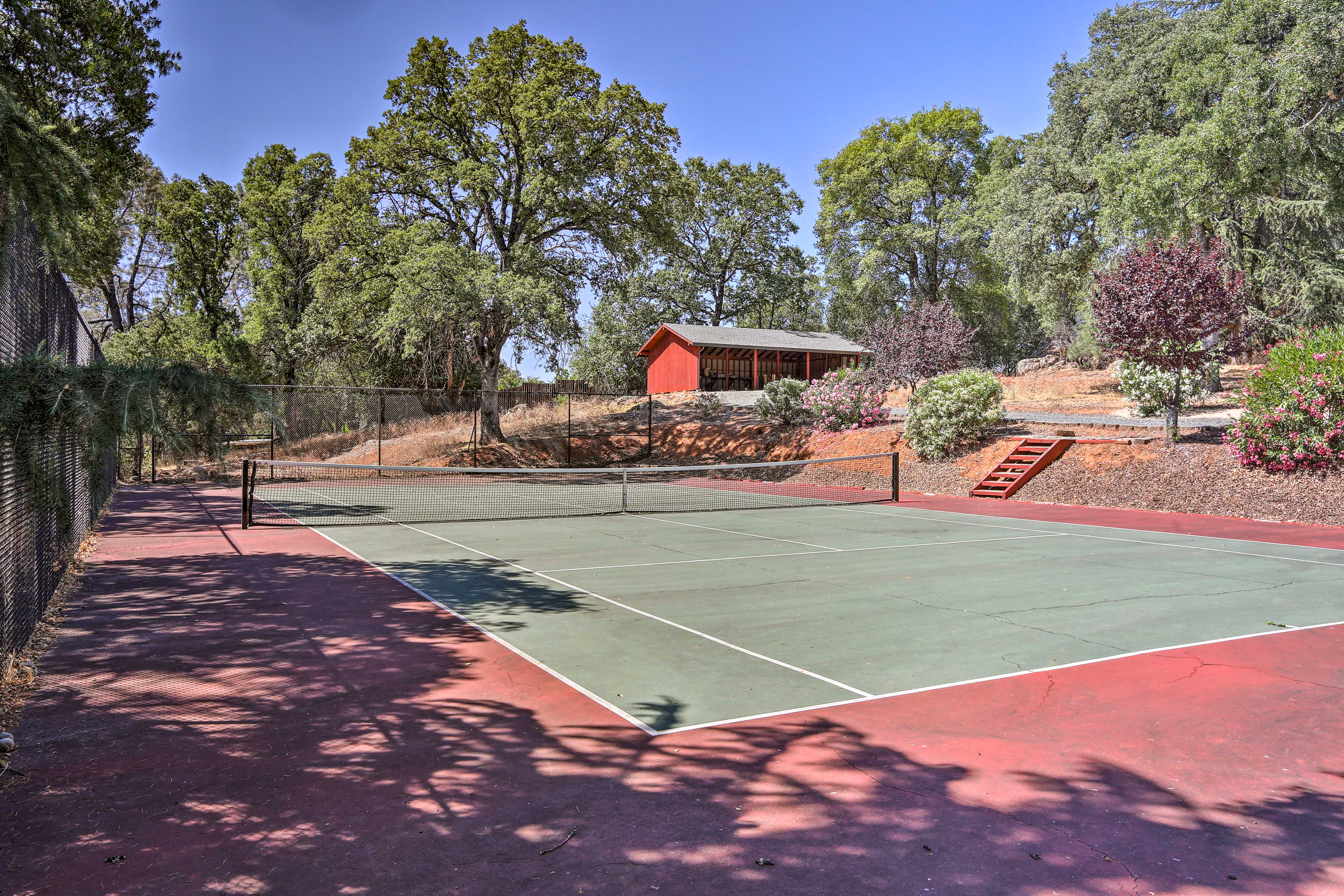 Private Tennis Court | Basketball Hoop