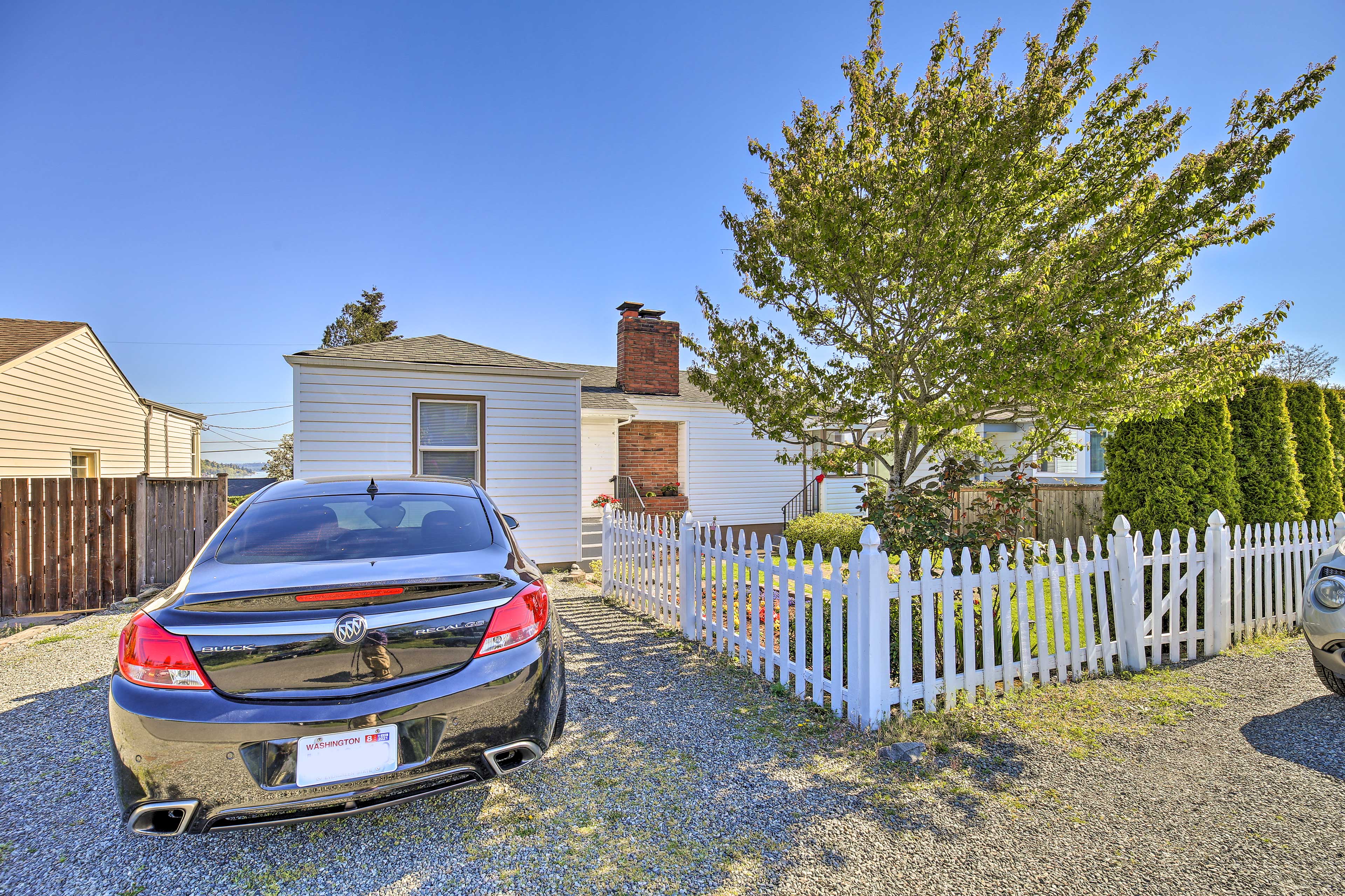 Property Exterior | Driveway (2 Vehicles)