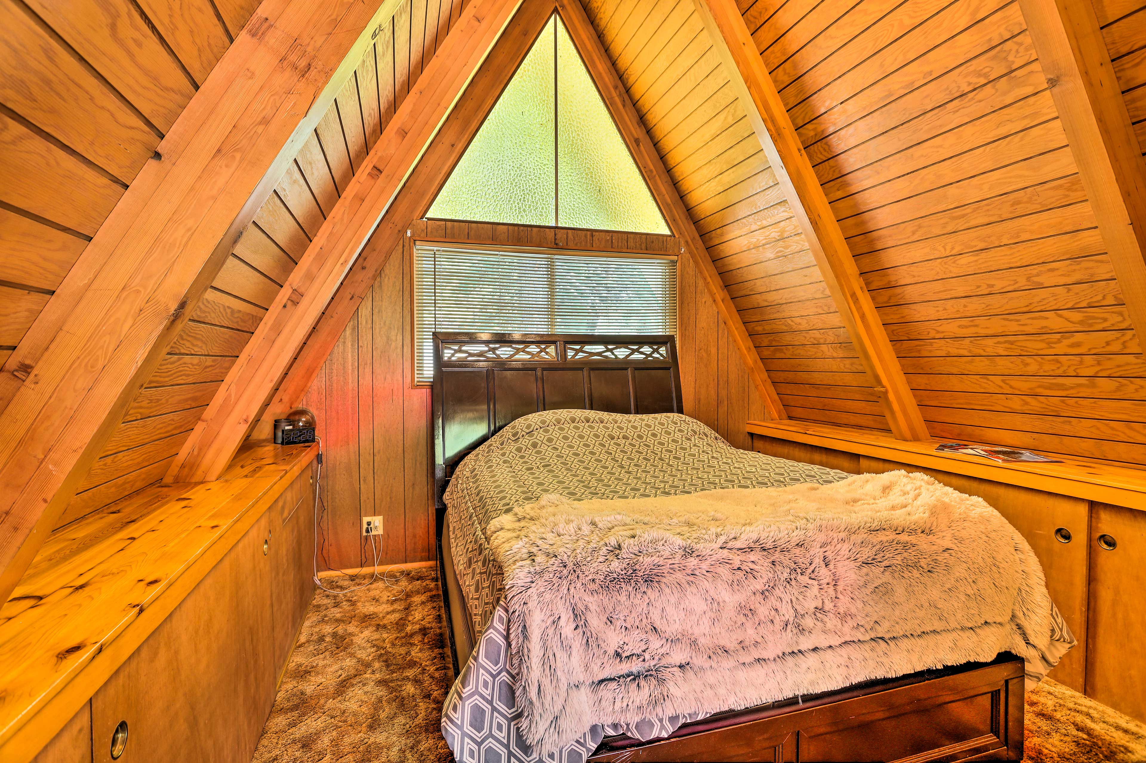 Bedroom 2 (Loft) | Queen Bed | Linens Provided