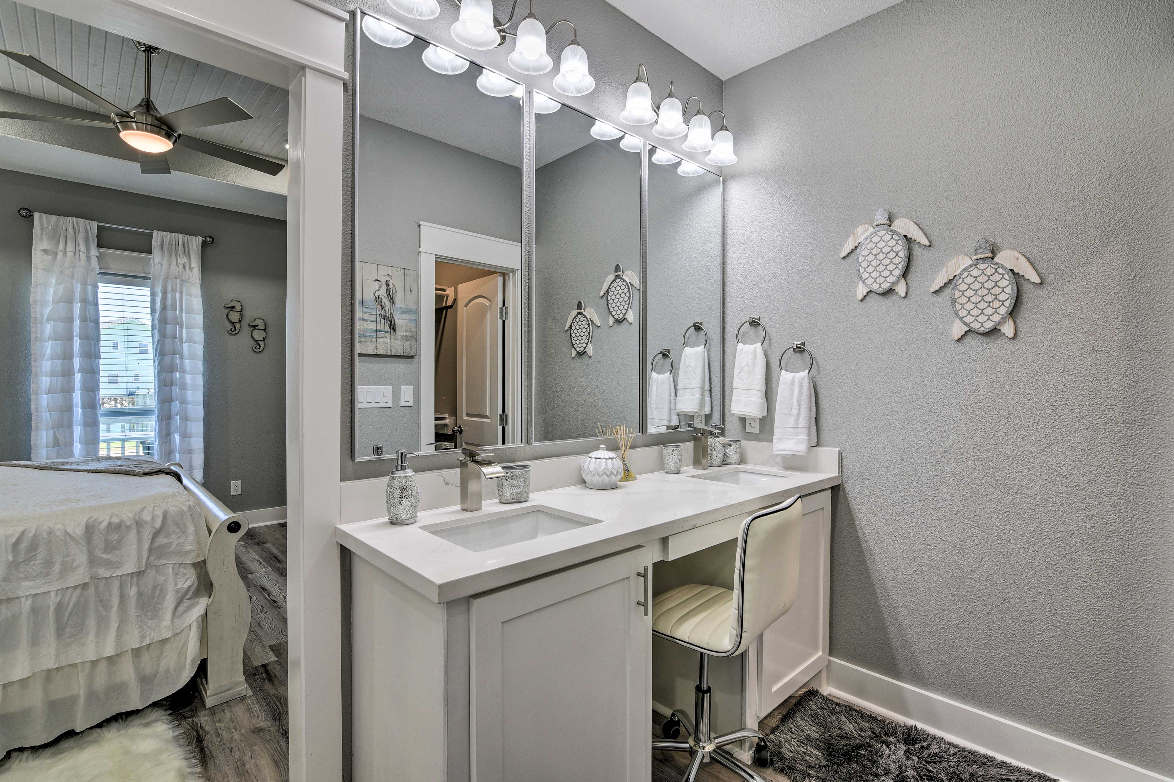 En-Suite Bath | Soaking Tub | Walk-In Shower