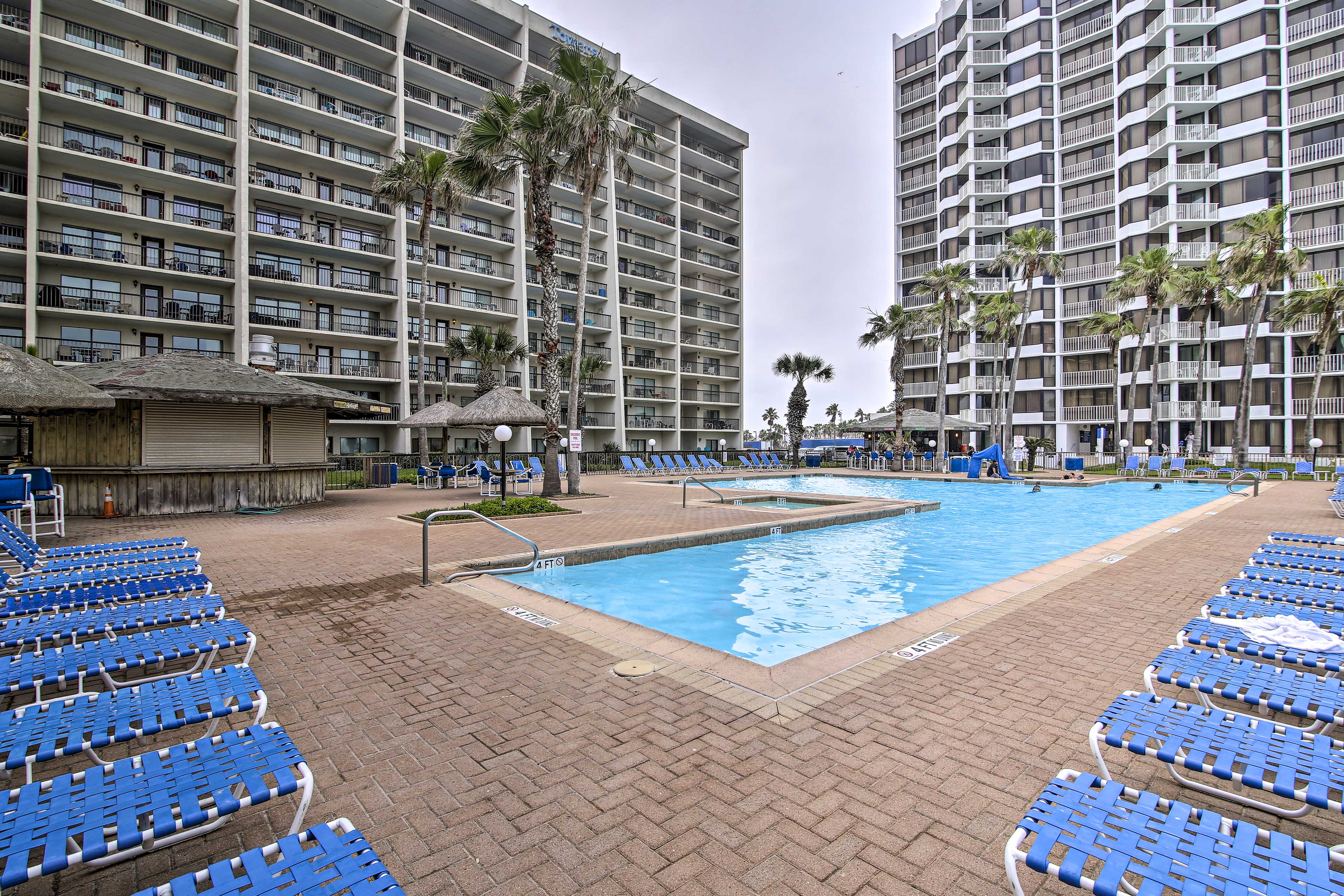 Community Outdoor Pool w/ Hot Tub