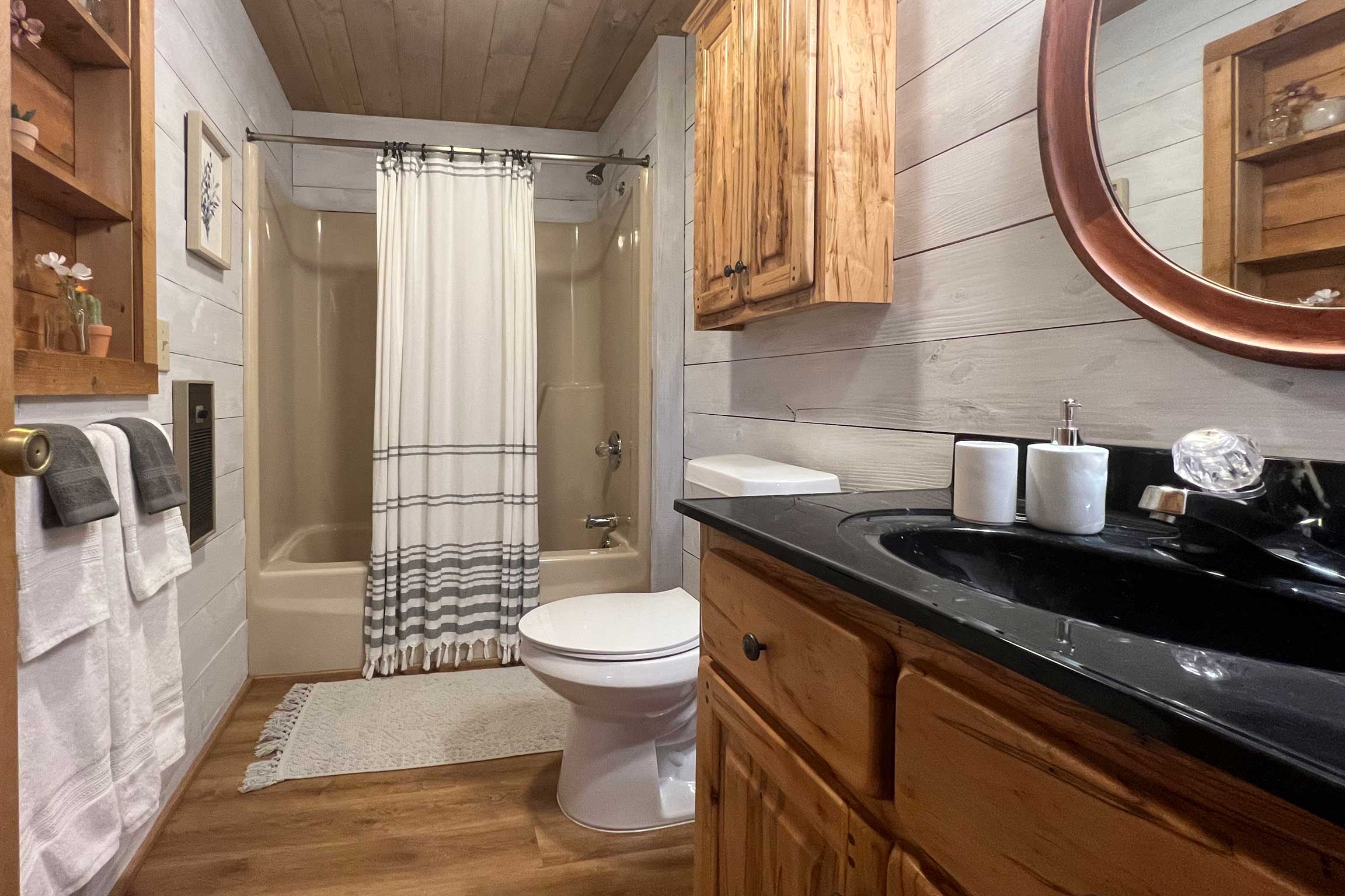 Full Bathroom | Shower/Tub Combo