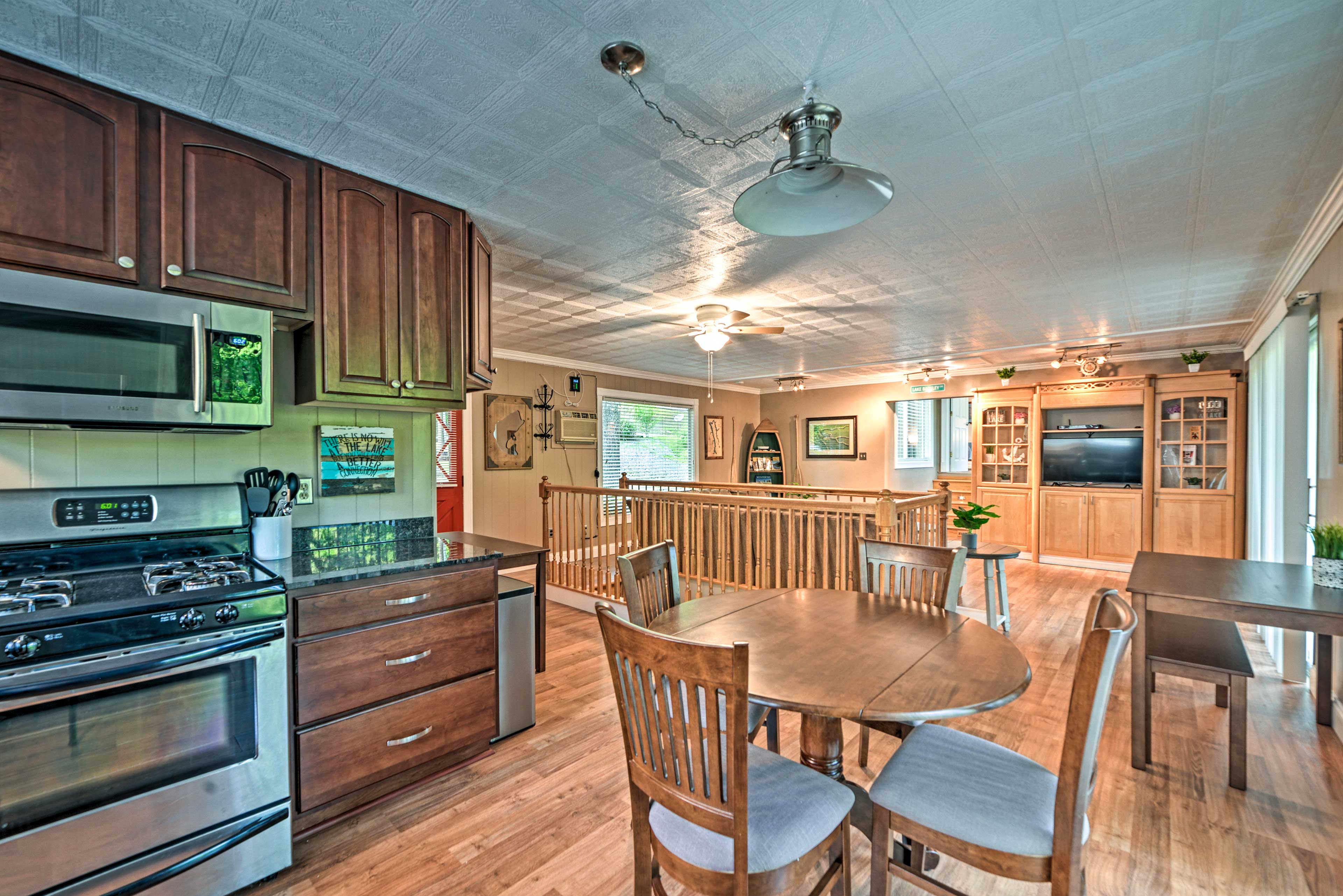 Dining Area | Dishware & Flatware Provided