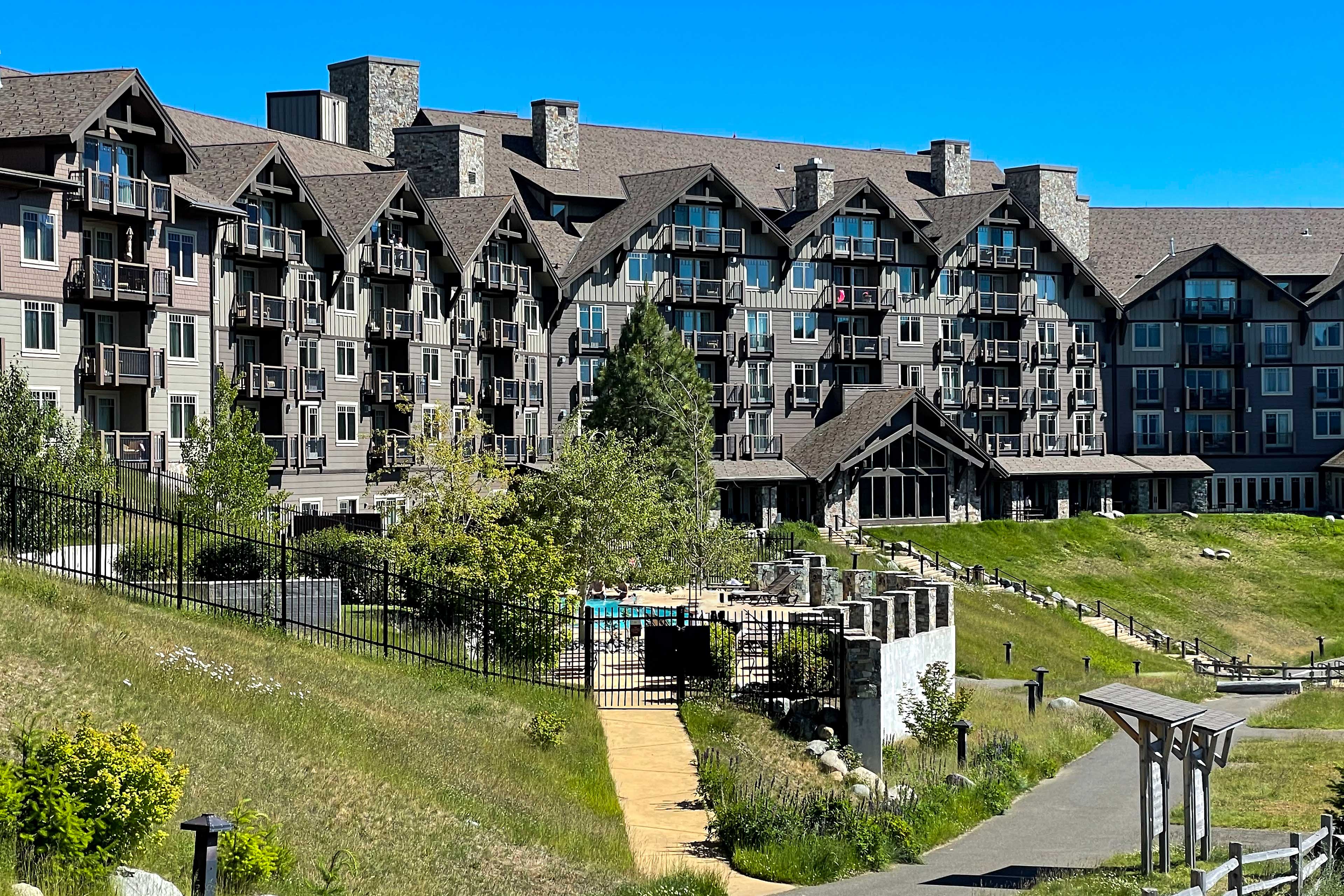 Community Amenities | West Side of Lodge w/ Pool & Hot Tub