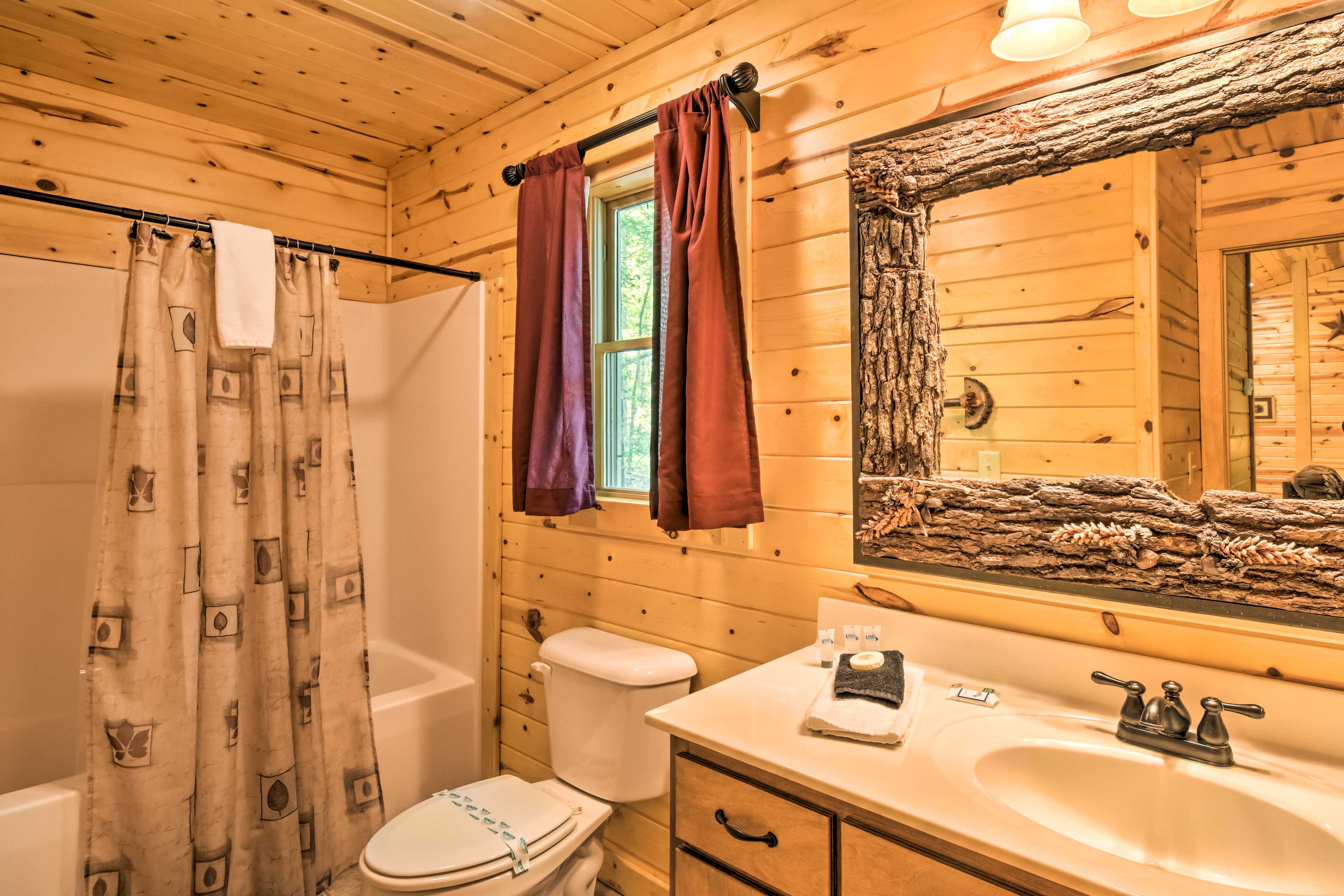 Full Bathroom | Shower/Tub Combo | Towels Provided