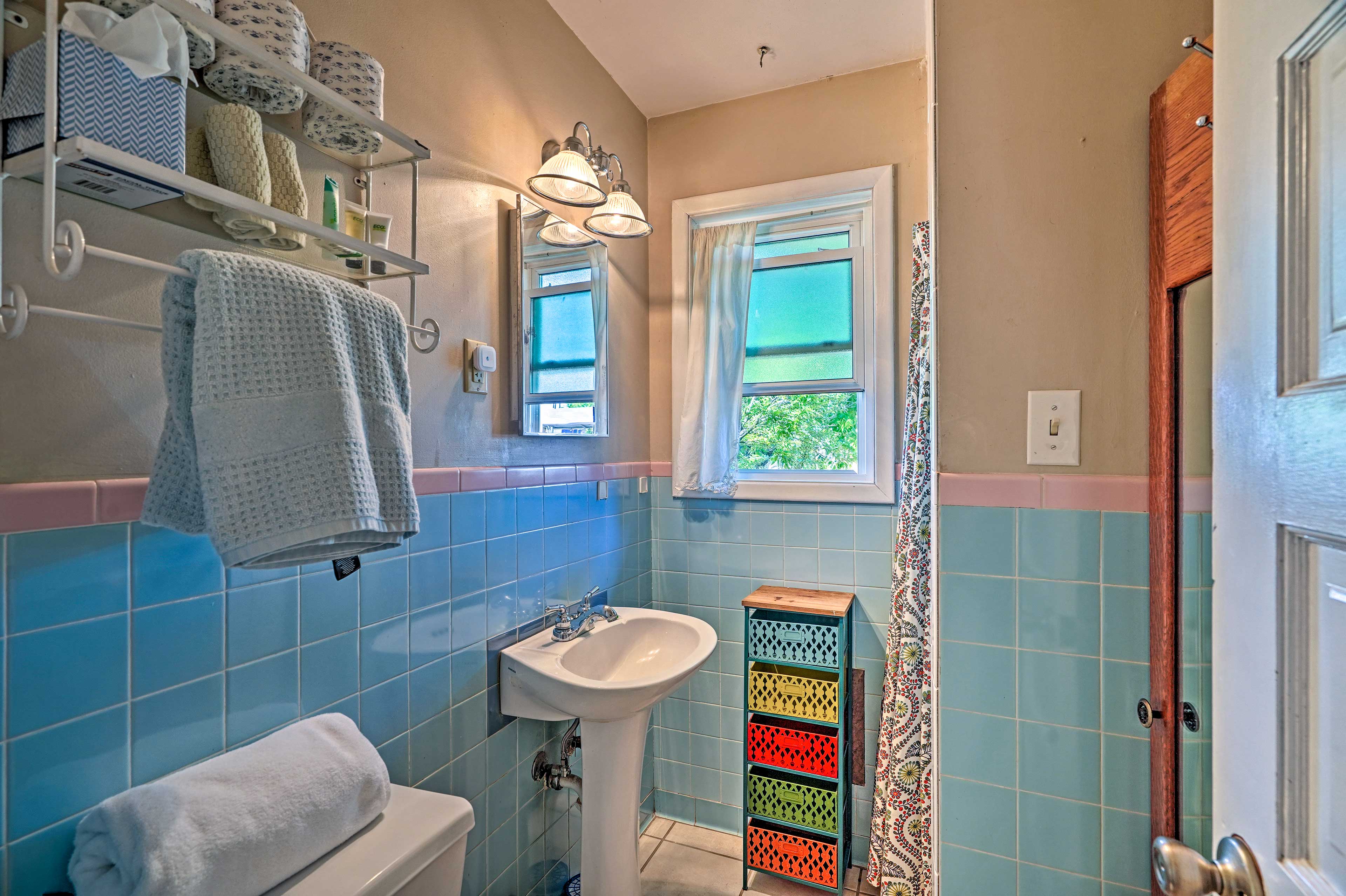 Full Bathroom | Towels Provided | Complimentary Toiletries