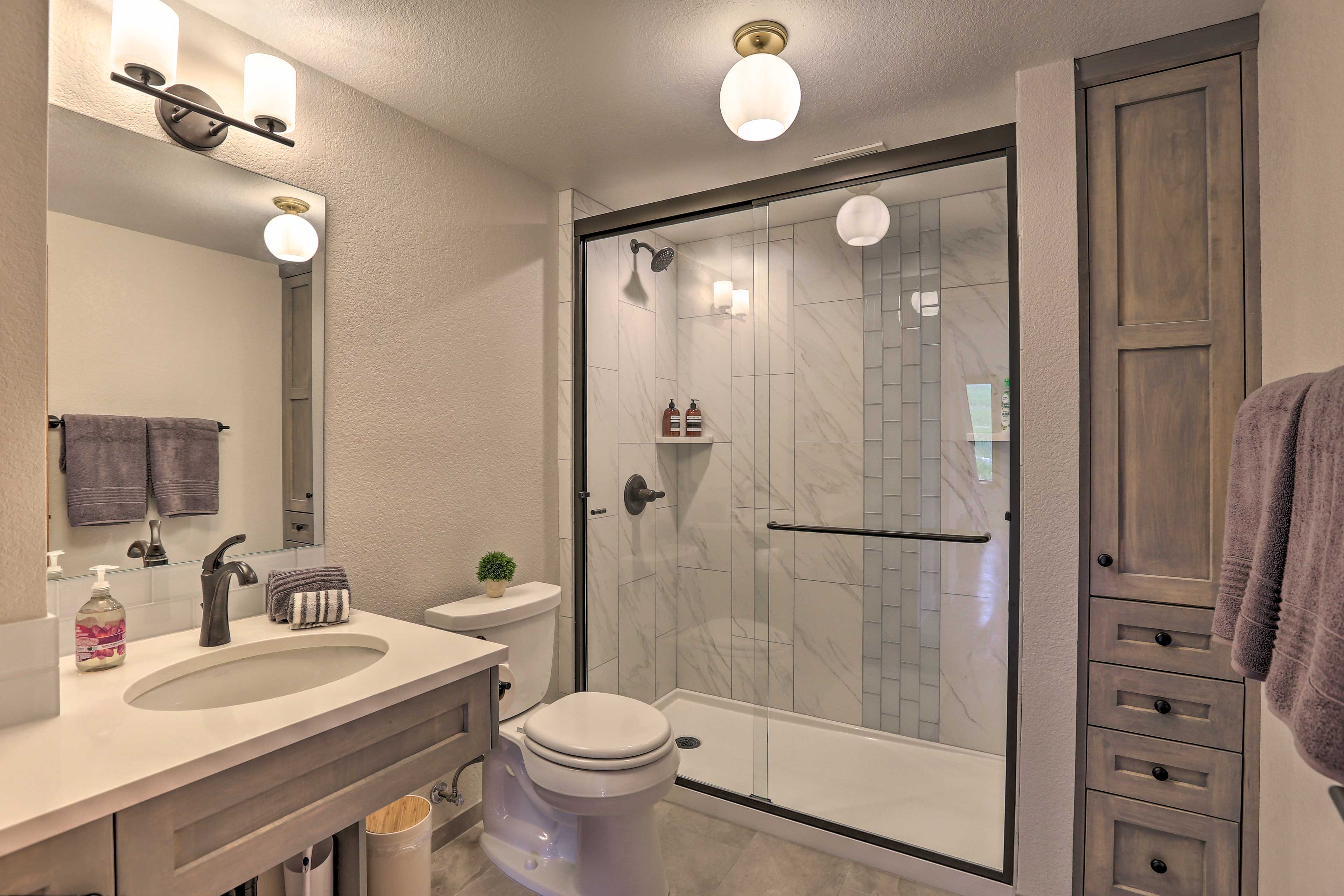 Full Bathroom | Main Level | Towels Provided