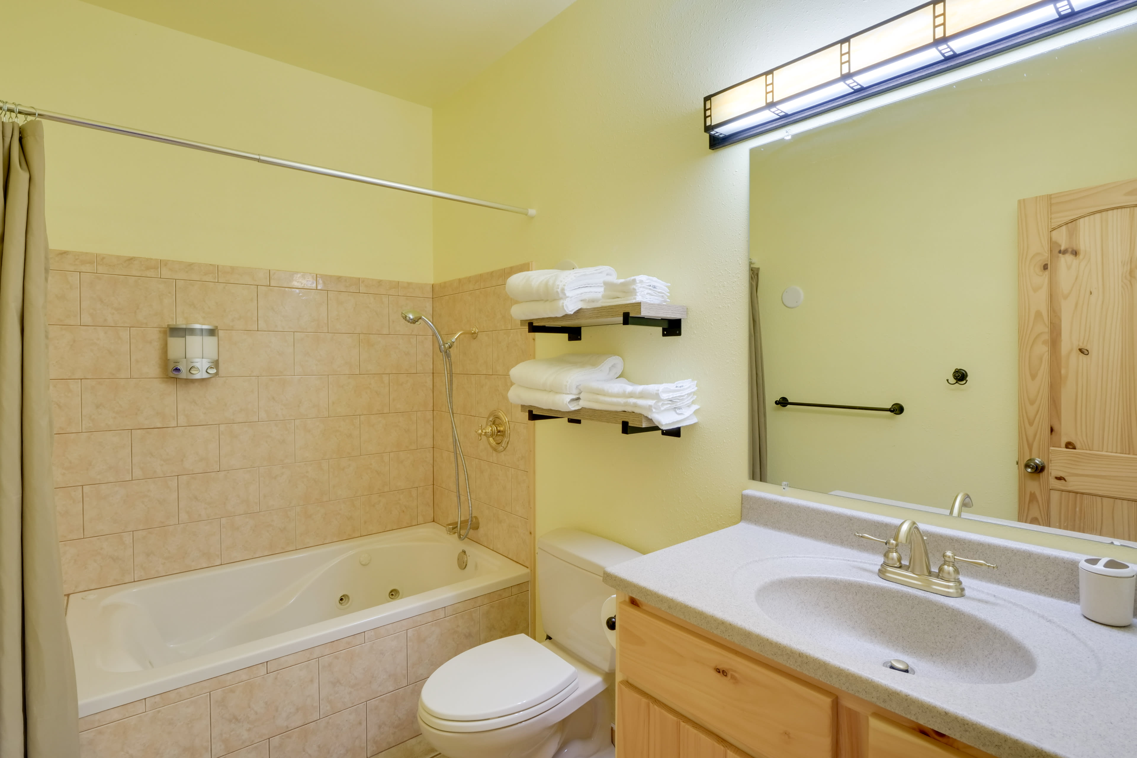 Full Bathroom | Towels Provided