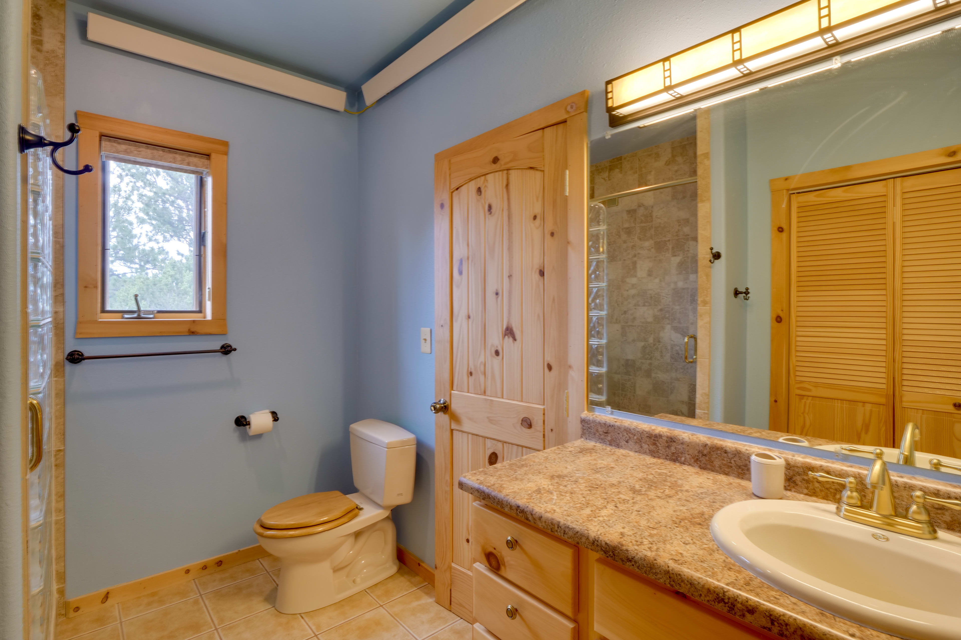 Full En-Suite Bathroom | Towels Provided