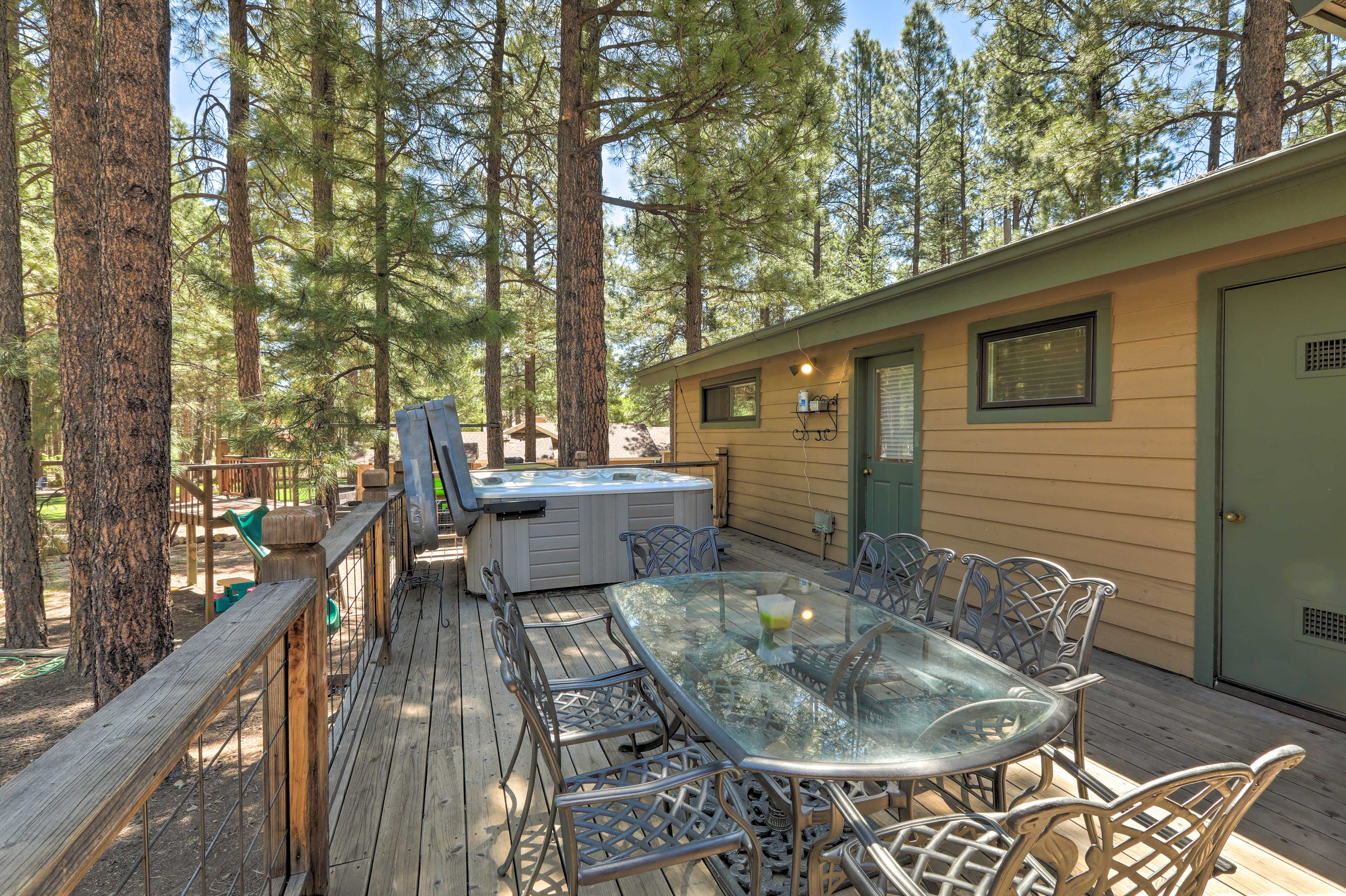 Private Backyard | Hot Tub