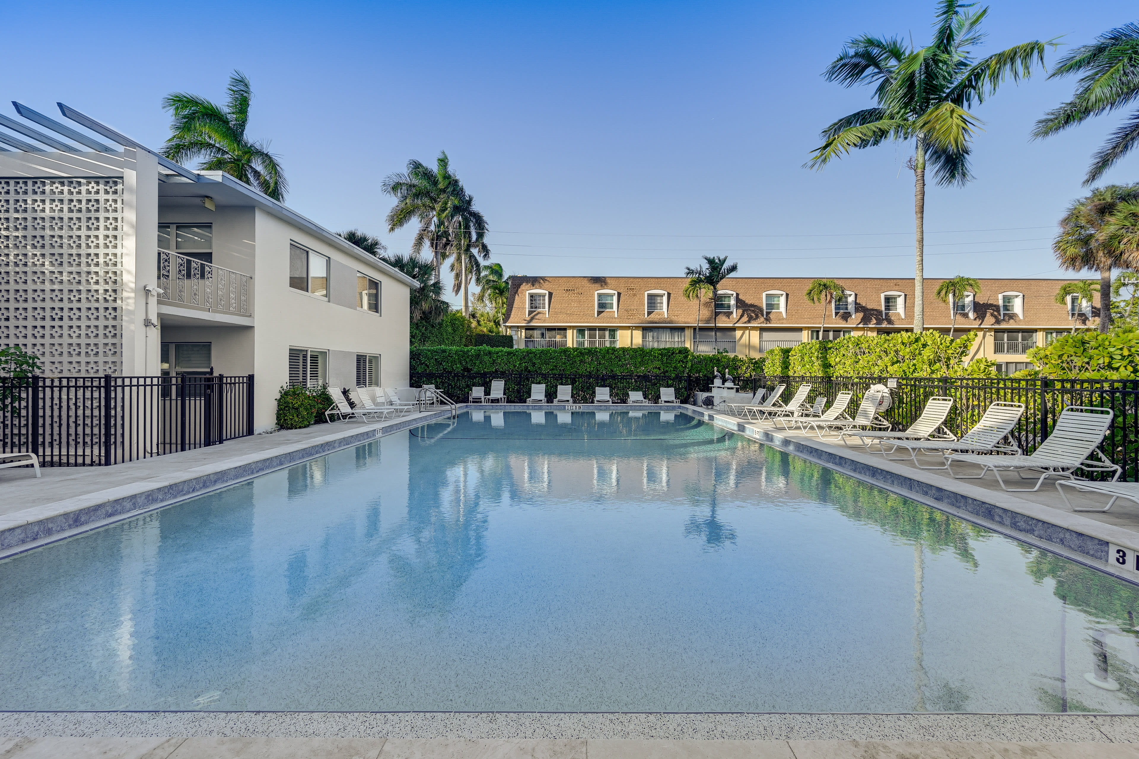 Naples Mariner Community Pool | 1 Block to Naples Beach