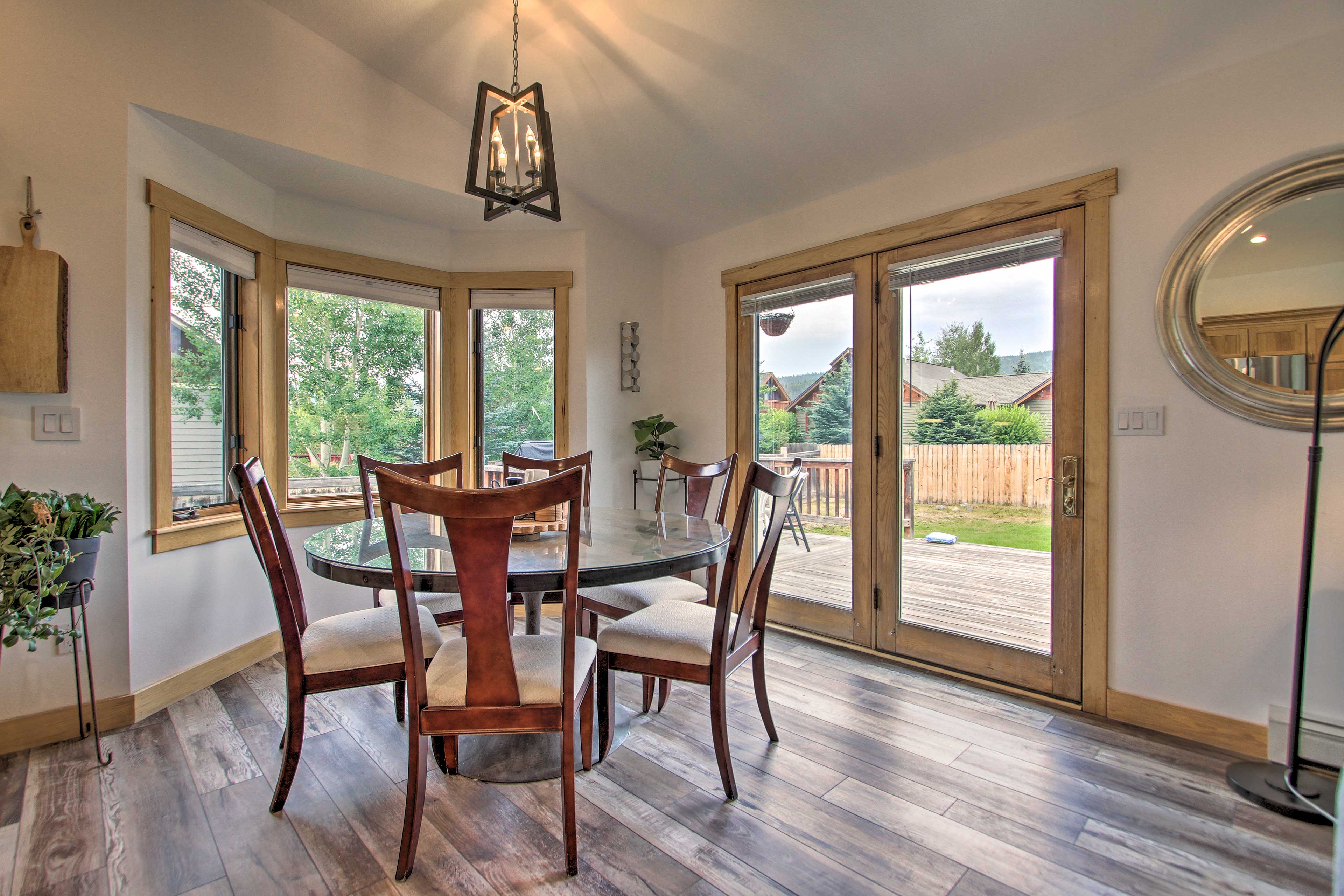 Dining Area | Dishware & Flatware Provided