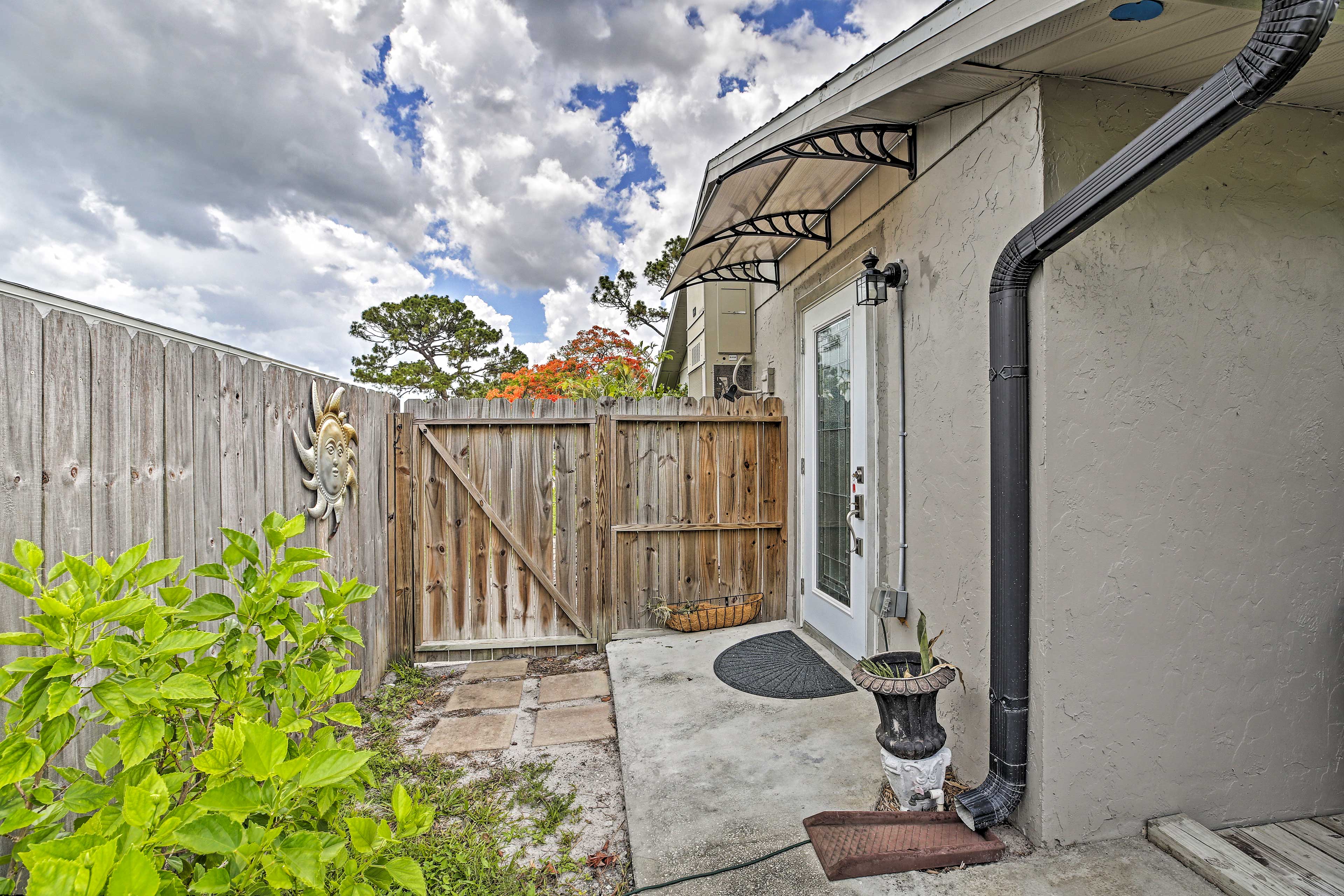 Side Entrance | Entry Via Lockbox