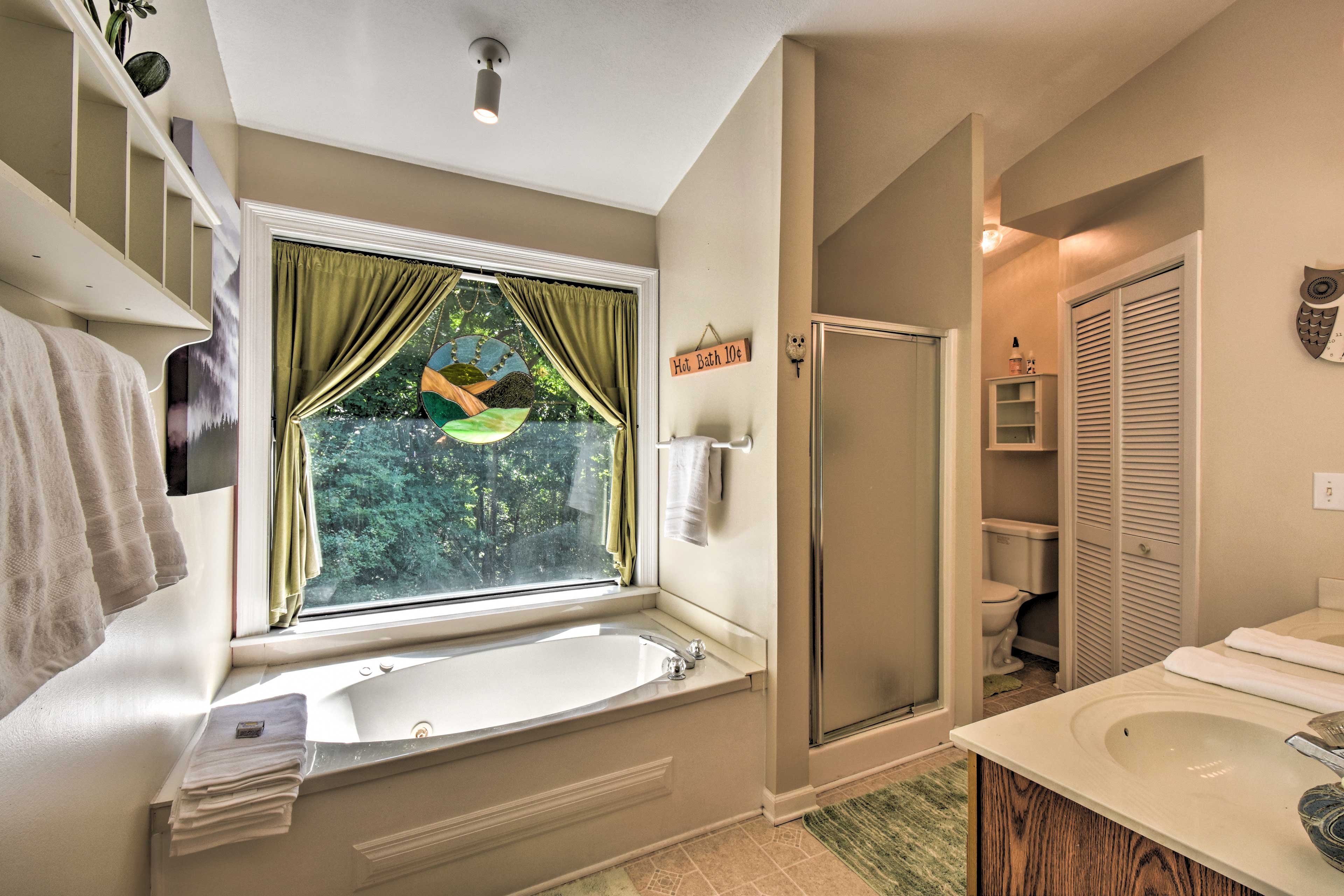 En-Suite Bathroom | Jetted Tub | Walk-In Shower